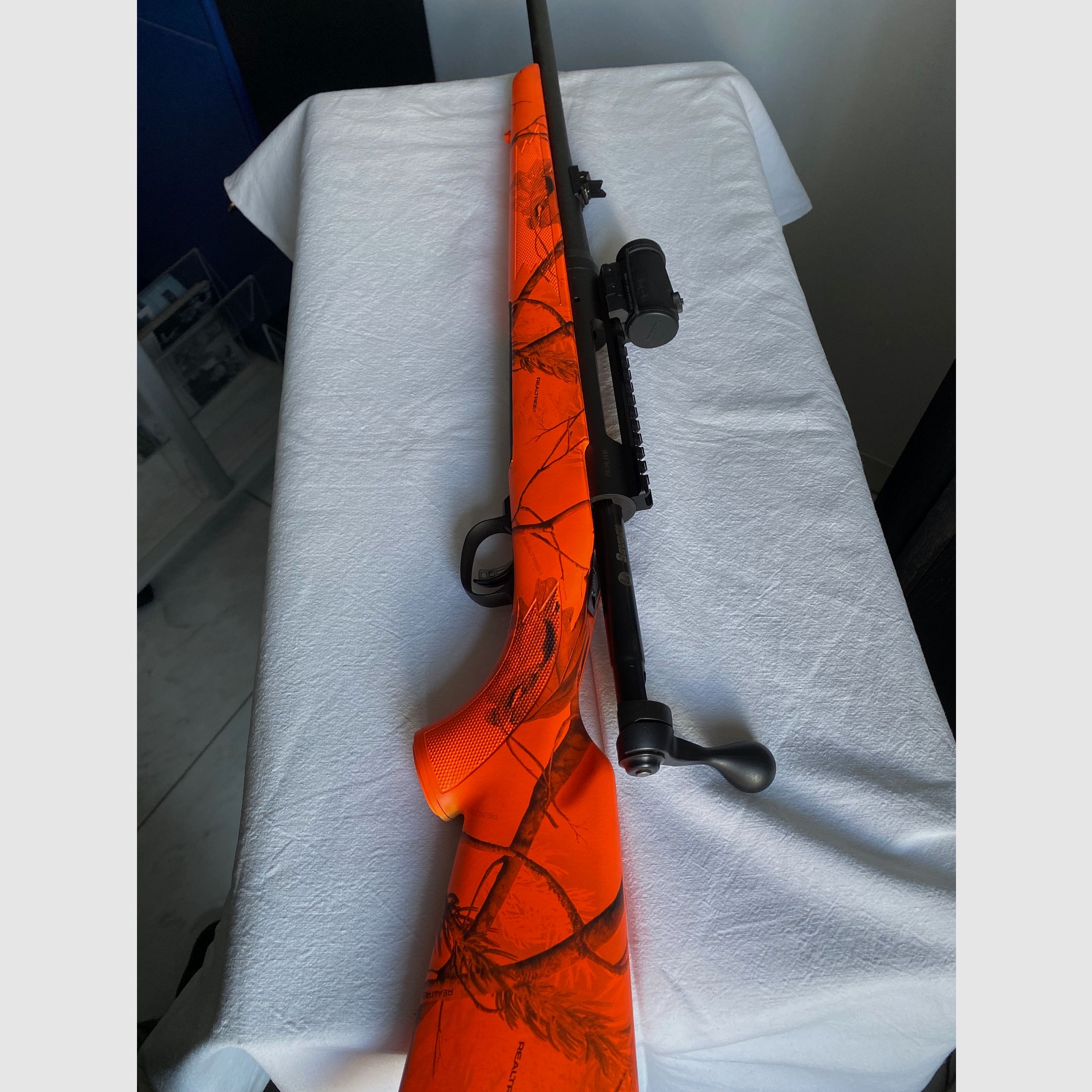 Savage Model 111 Kaliber 9.3x62 mit Montage und Aimpoint Micro T-1 2MOA