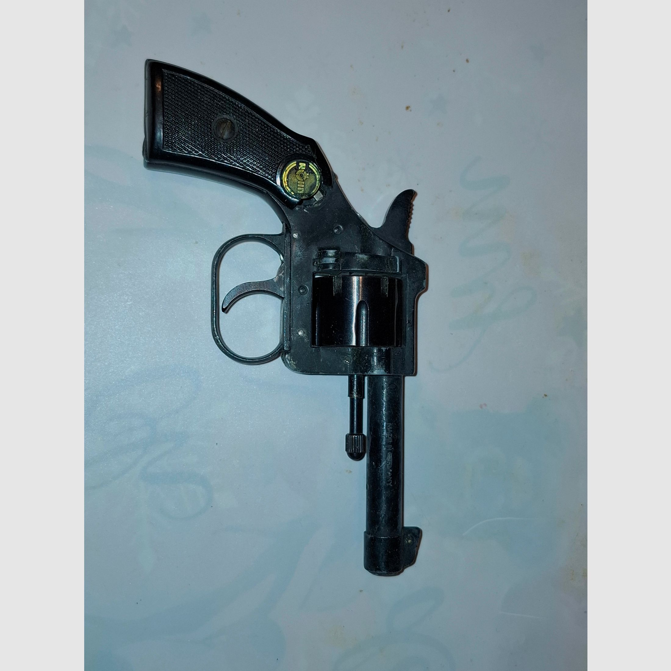 4 pistolets/ revolvers à blanc