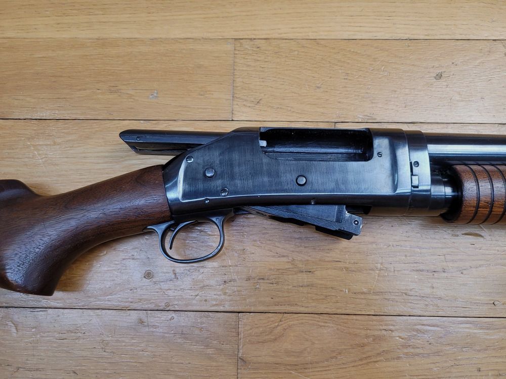 Ikonische Pumpgun Winchester Modell 1897 – Take Down – Modell genannt »Riot Gun« – Markierung State Police von Illinois! – Kal. 12/70 – 6+1 – Kat. B. – In hervorragendem Zustand! – TBE++, Bild 27 von 33