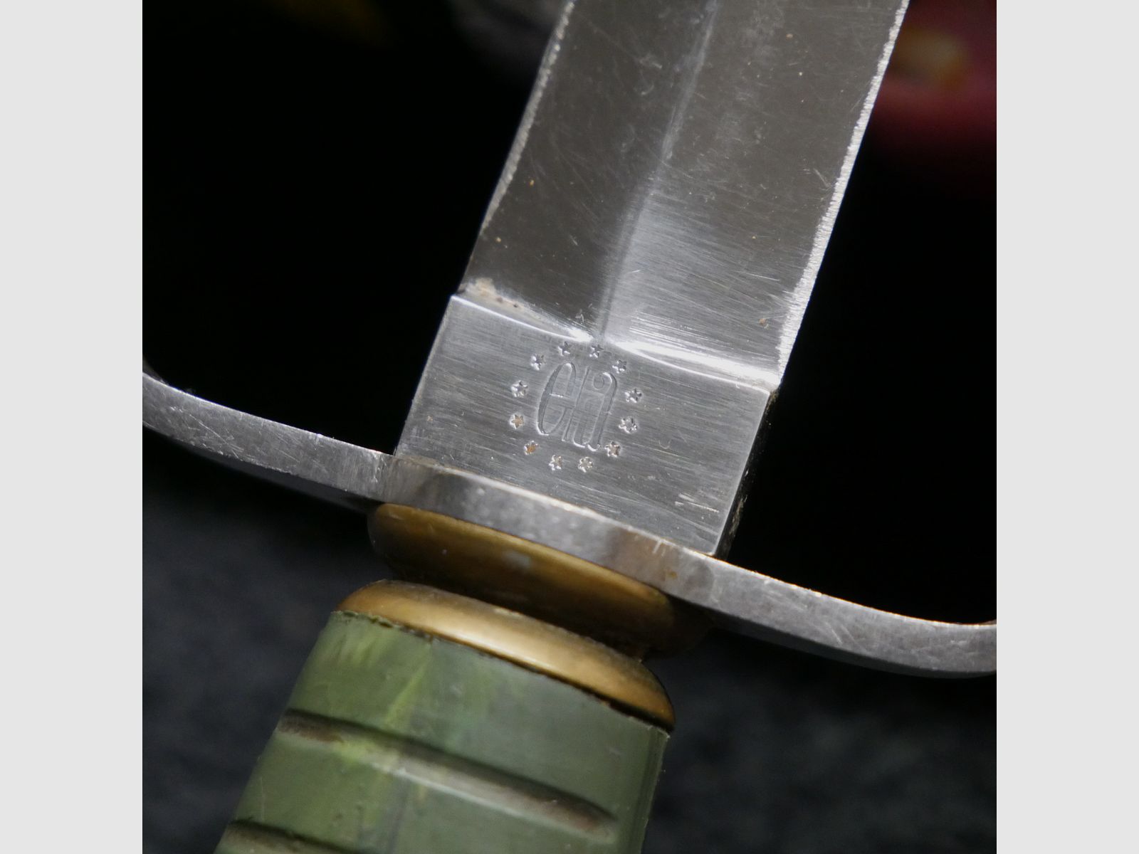 Dolch con funda de cuero, mango verde, antigüedad desconocida