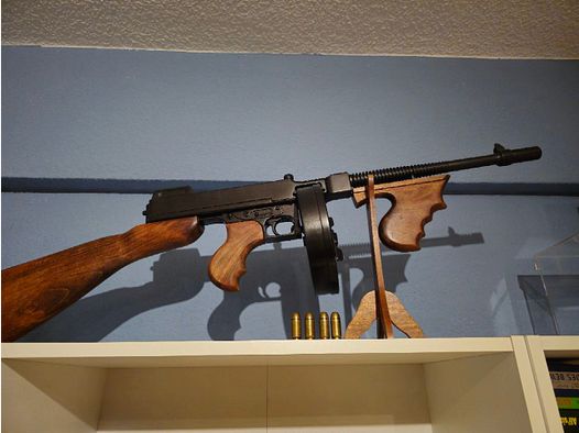 Dekowaffe Thompson M1928 "Chicago Typewriter" Replik von Denix inkl. Zubehör – Nicht schussfähig!