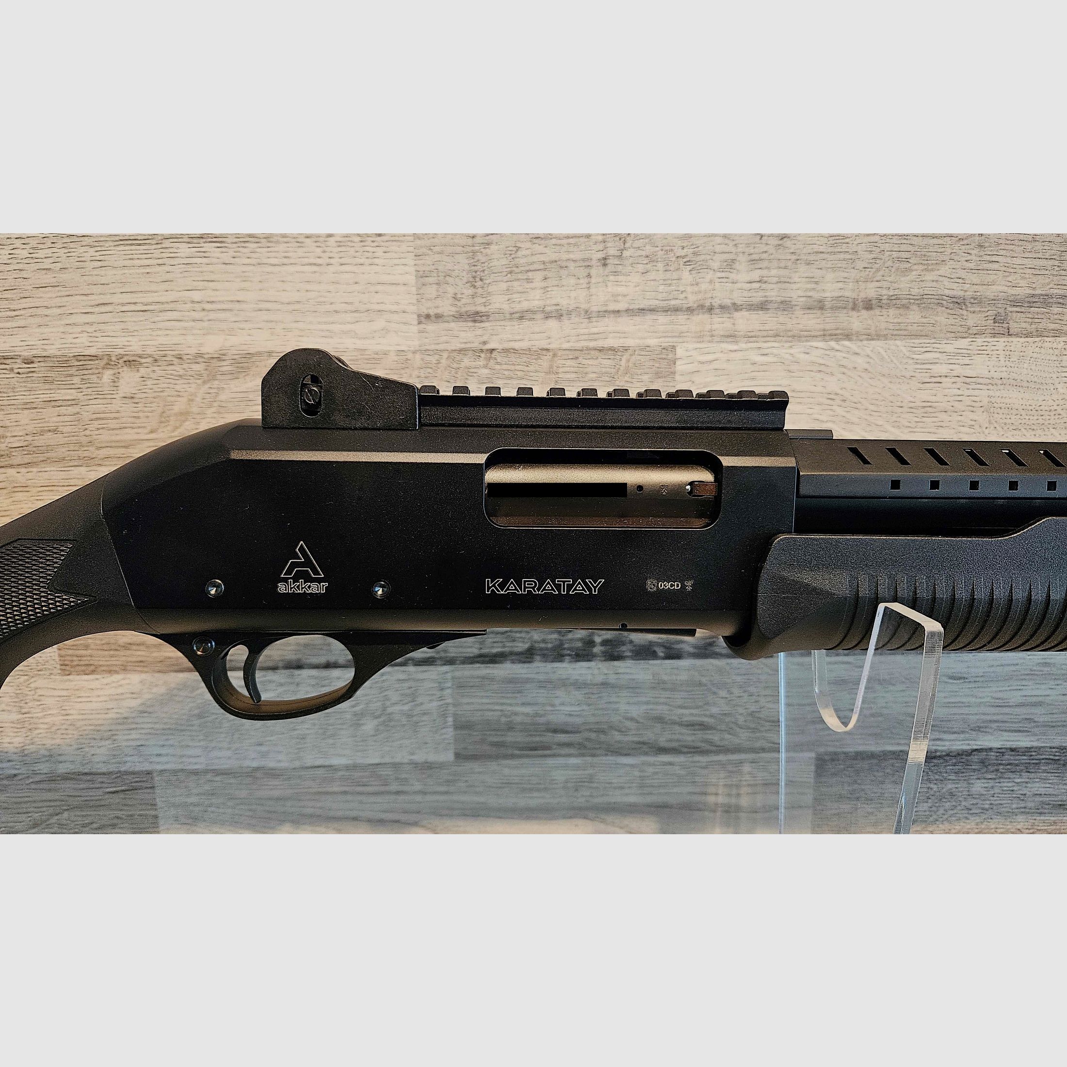 Artículo nuevo - Escopeta de repetición de culata delantera Pumpgun Akkar Karatay TK-355 612PS Negra Cal. 12/76
