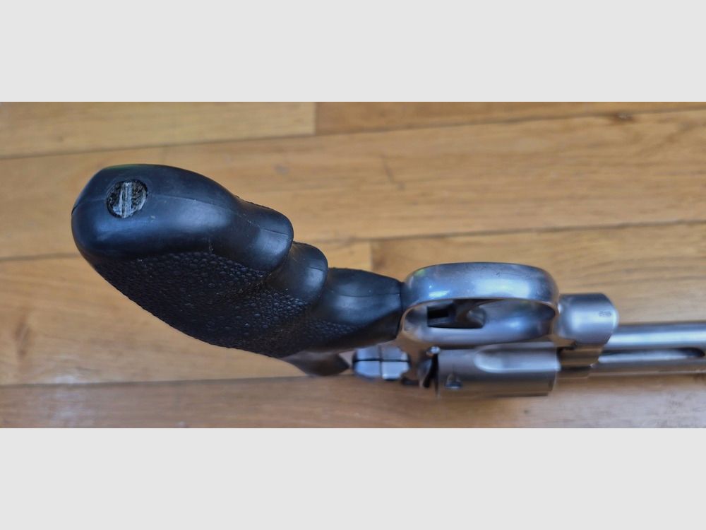 Sehr guter Revolver Smith & Wesson – Modell 686-4 – Kaliber 357Magnum / 38 Spezial – Sechs Schuss – 2 Paar Griffschalen – Sehr gute Mechanik – Lauf 5 Zoll Spiegel mit schönen Zügen – Gebrauchte Waffe in BE+, Bild 8 von 19