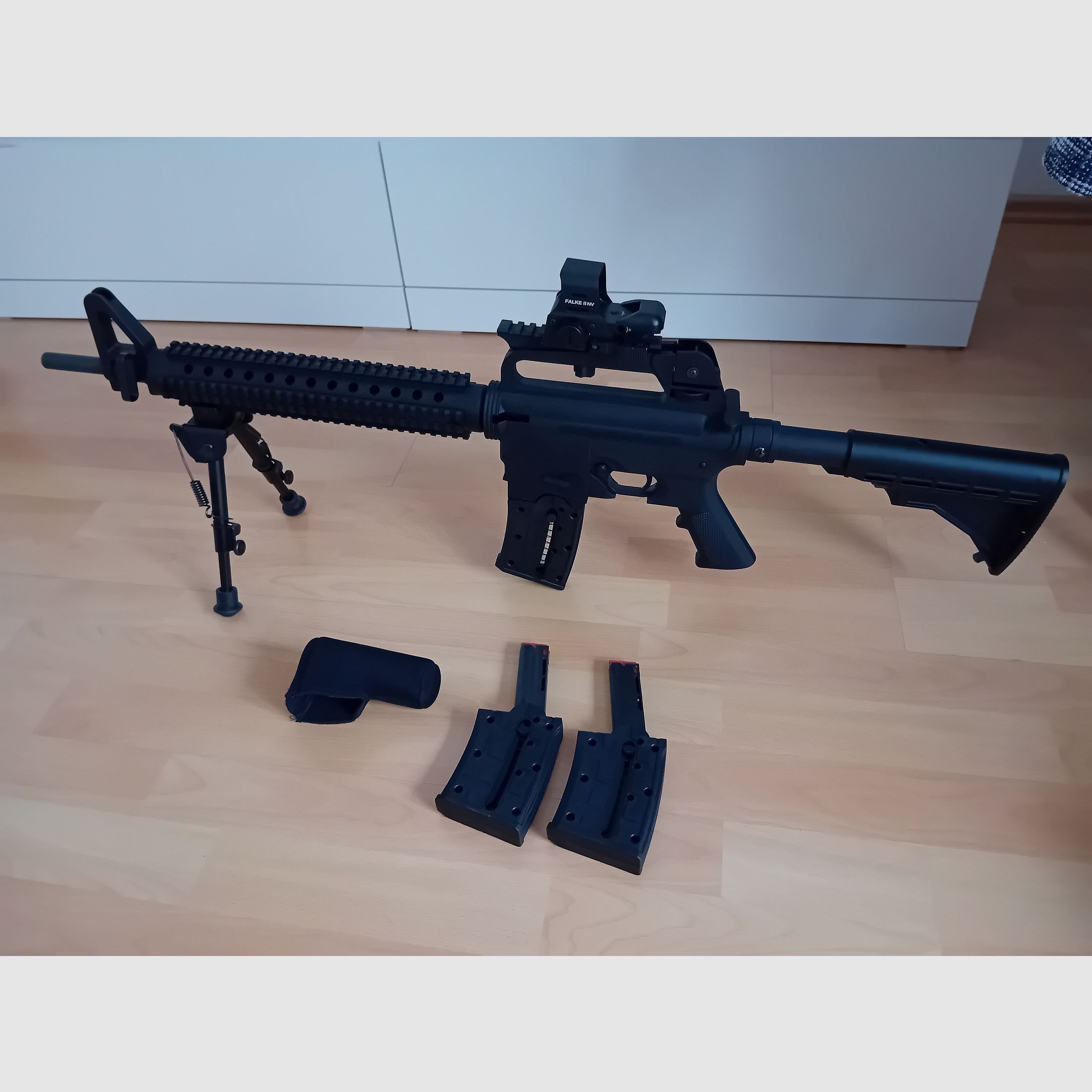 Mossberg Selbstladebüchse International 715t .22lr (16.25") inkl. 3 Magazinen und Leuchtpunktvisier Falke II NV