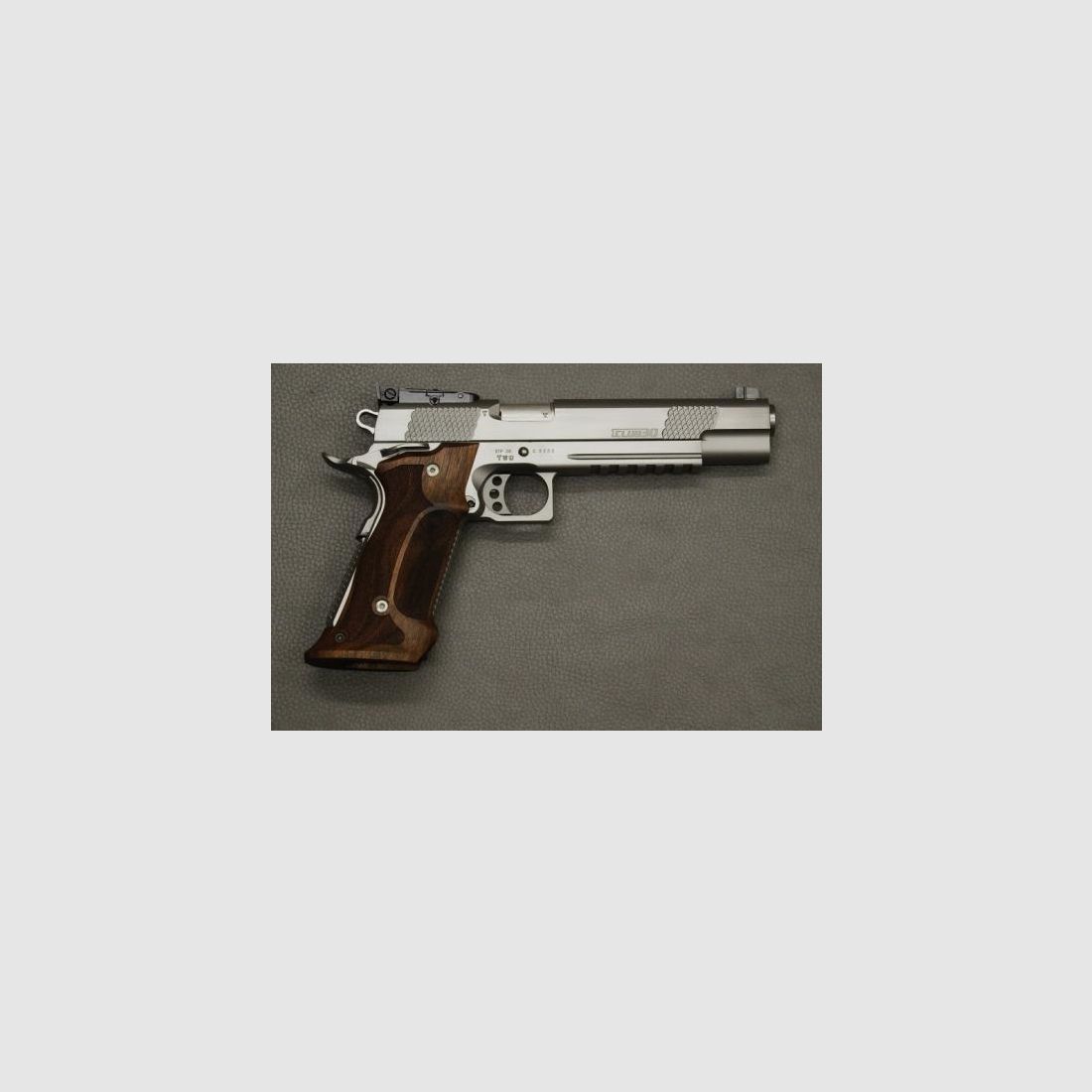1911 Club 30 Reptile Pistole | Kaliber .45 ACP | Silber CrN PVD beschichtet | Nill-Holzgriffschalen, Bild 2 von 5