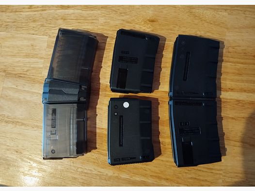 8 chargeurs pour 10 cartouches cal. 223 Remington comme neuf