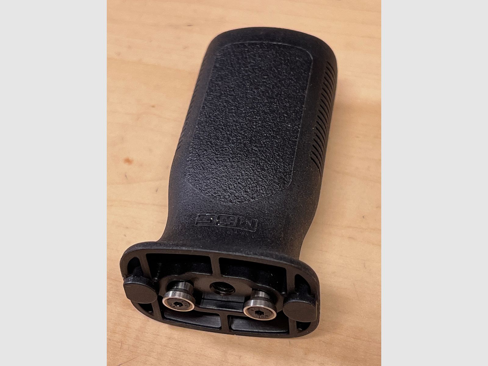 Przedni uchwyt do Airsoftu pionowy w czerni wersja średnia, Klucz - MOD