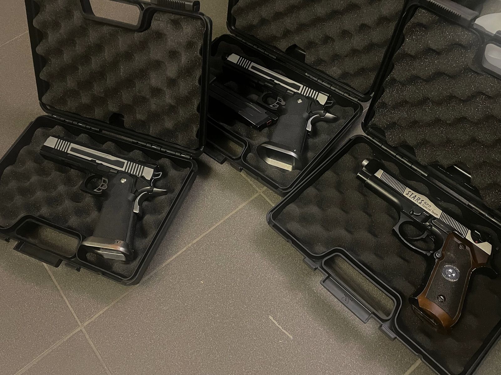 Collezione Airsoft - Tokyo Marui, HiCapa, WE - Beretta e AAP-01 aggiornamenti; portaplacca Zentauron Ares e molta attrezzatura