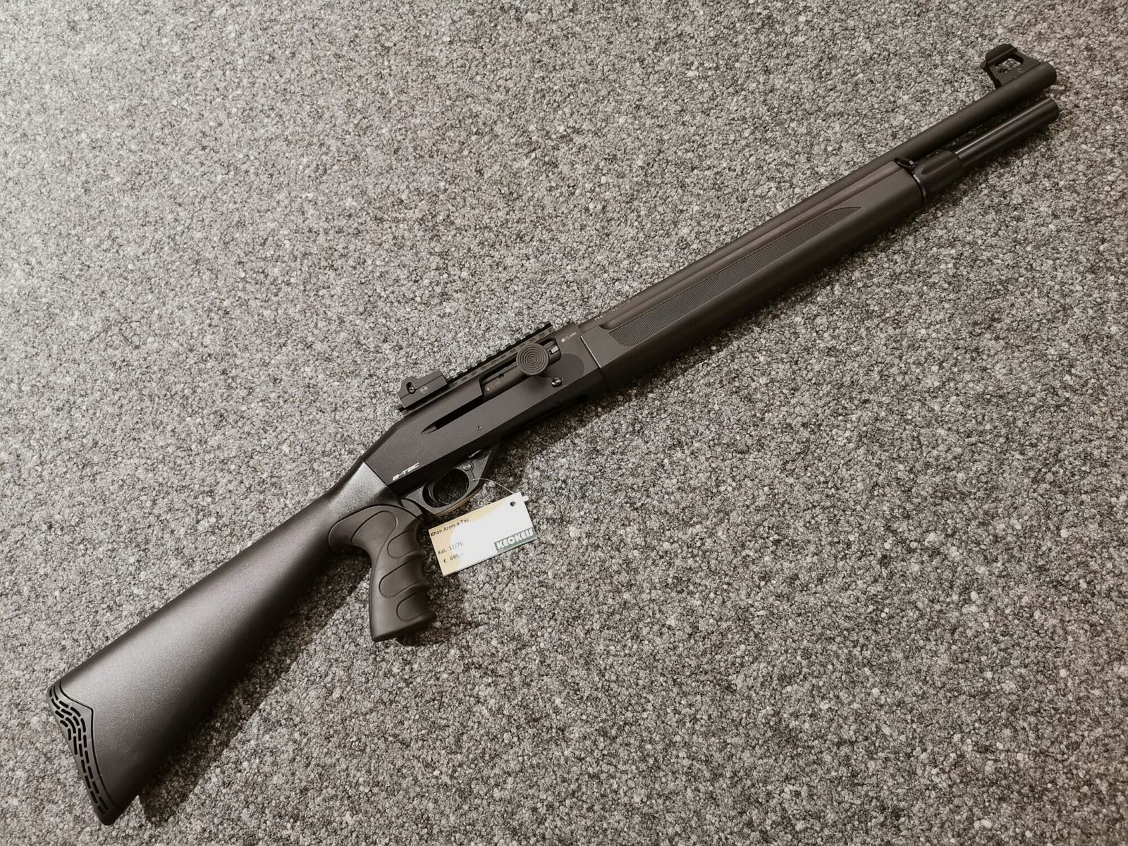 Khan Arms a Tac, Bild 1 von 3