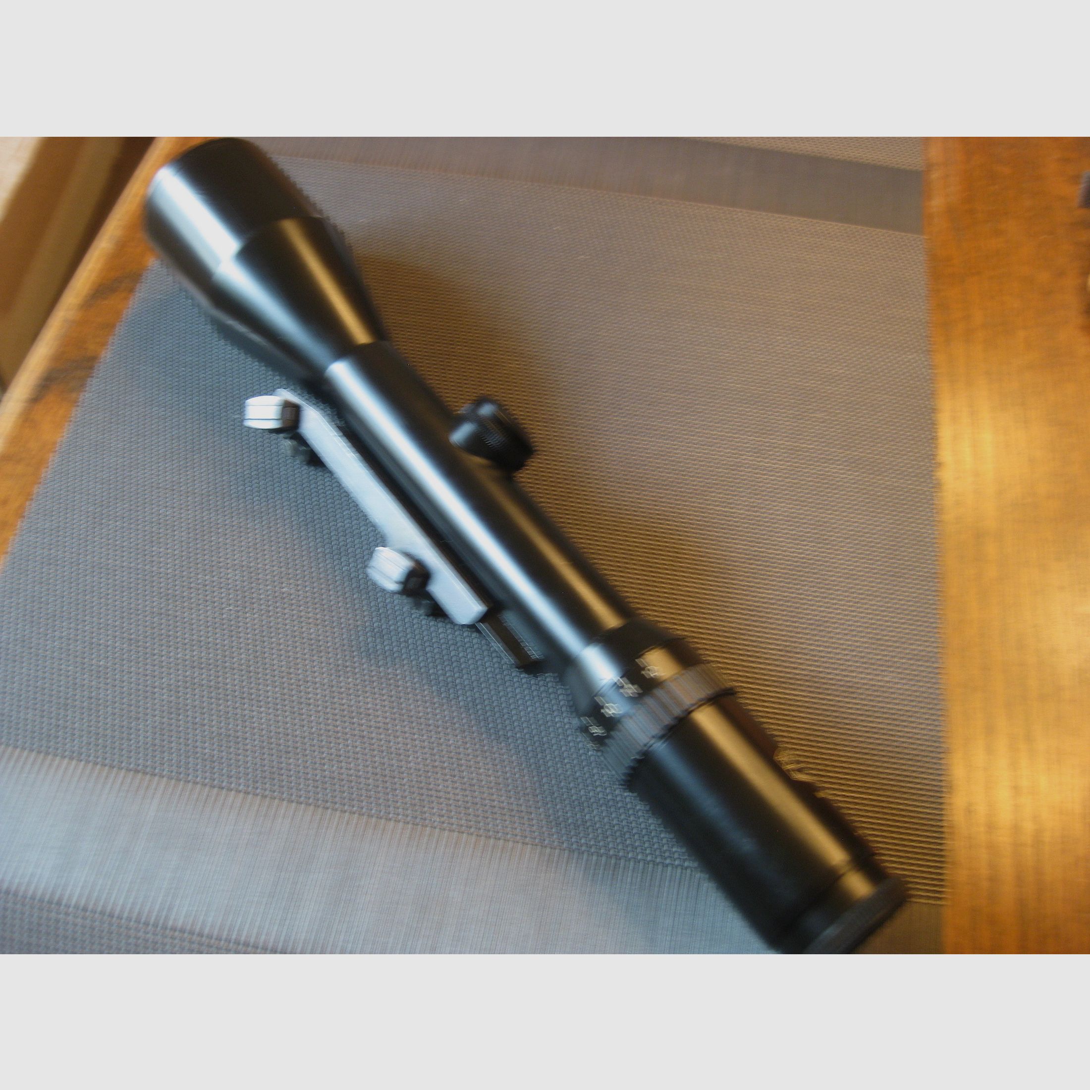 Gebrauchter KLASSIKER. Das Schmidt&Bender 3-12x50 mit Absehen-1 (ähnlich ZEISS-Diavari Absehen) inkl. älterer Blaser-Sattelmontage! Kein Swarovski-LEICA-Kahles-Nickel