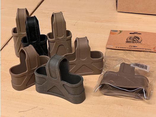 Konvolut verschiedener Magazin Schnellziehhalterungen gummiert für MP5, M4 & SR25