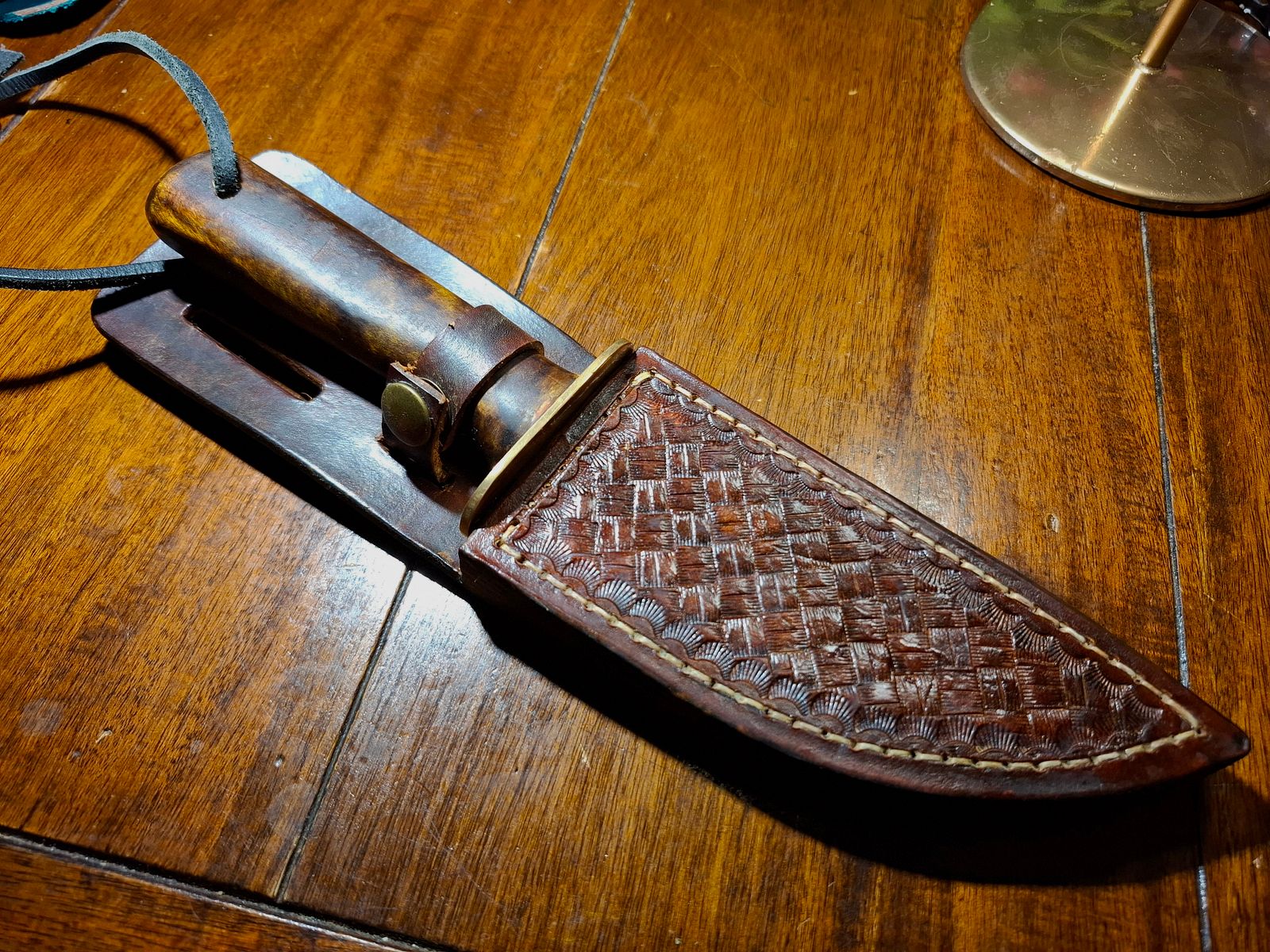 Handgearbeitetes Jagdmesser mit Scheide