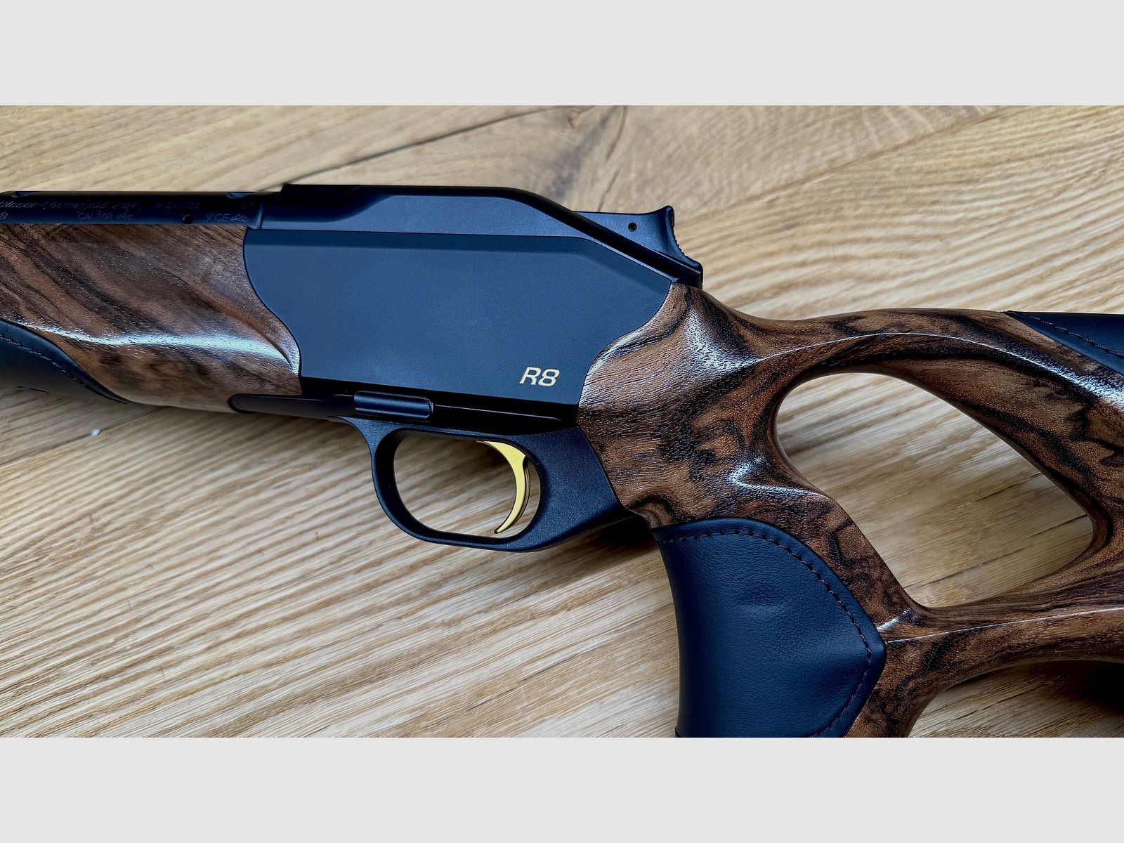 Blaser R8 Success Leder / HK 6 / Leder schwarz / Goldelemente / Standardkailber u. LL nach Wahl