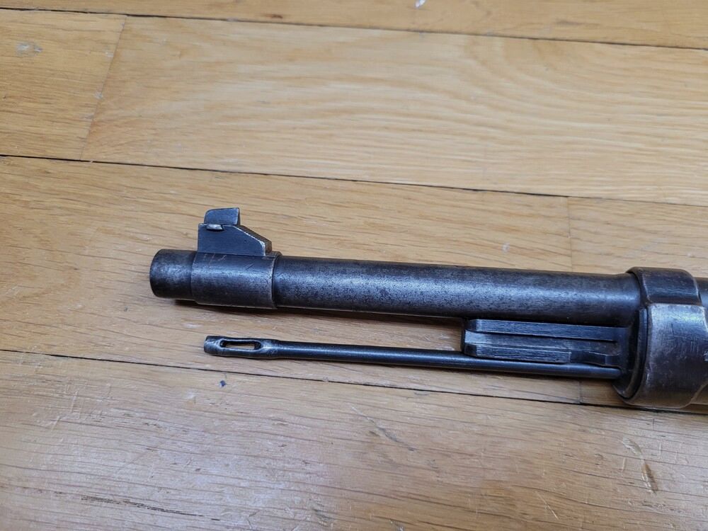 Sehr schöne K98 Gewehr aus der Frühzeit des III. Reichs – Rarissime Zuweisung Kriegsmarine Ostsee – Herstellung S/42 Mauser von 1938 – fast monomatrikulär – Wunderschöne Stempel und gut lesbare Punzen – Einwandfreie Mechanik – Sehr guter Lauf – Originaler Riemen – Sehr schöne, seltene Waffe in TTBE, Bild 37 von 37