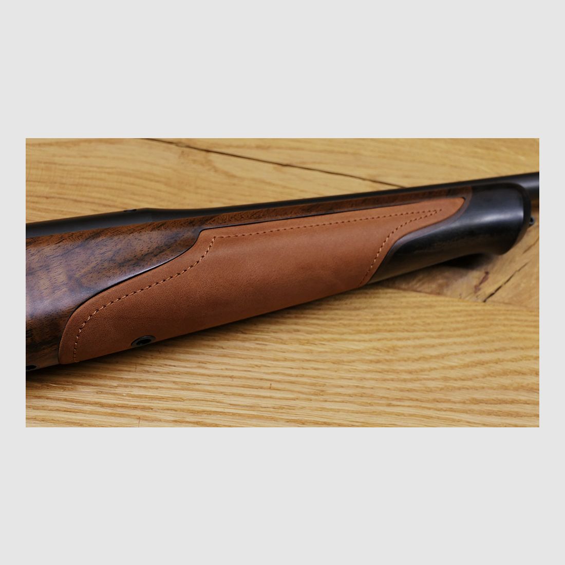 Blaser R8 Success / HK7 Super Fini mat / Cuir Chesterfield / Boule en acier avec ligne dorée / Calibre et longueur de canon au choix / Filetage M15x1 / ÉPOUSTOUFLANT