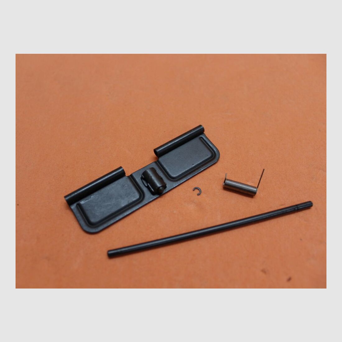 DPMS AR-15: Assemblaggio del coperchio della porta di espulsione DPMS Coperchio per finestra di espulsione (gruppo completo), immagine 2 di 3
