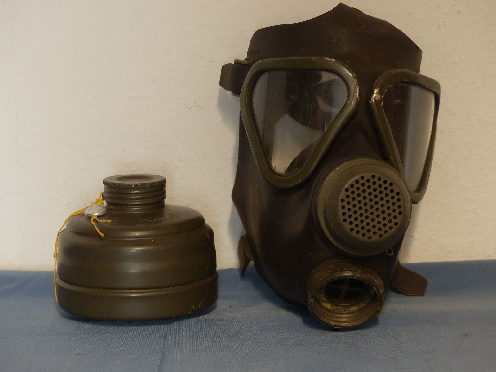 Original Bundeswehr Gasmaske Atemschutz M 65 ABC mit Filter dunkel 70er