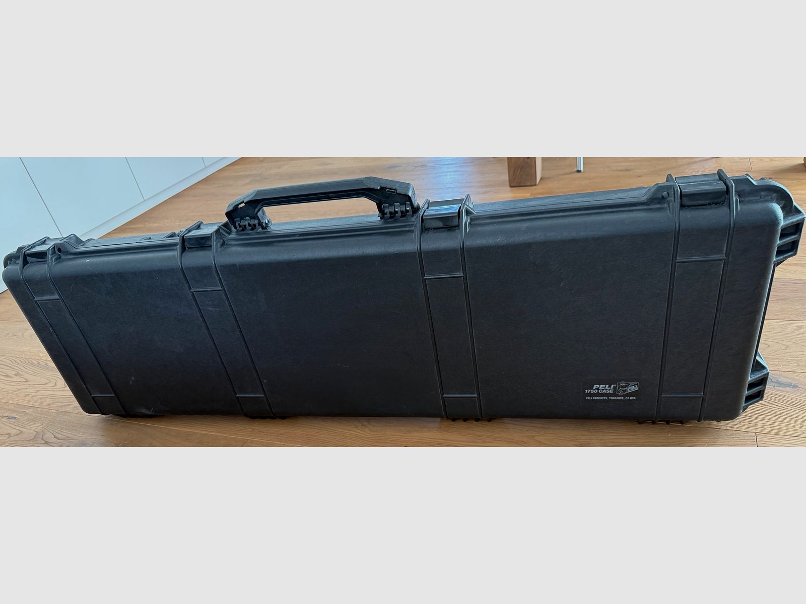 Peli Case 1750 Waffenkoffer mit Schaum, Schwarz, Wasserdicht