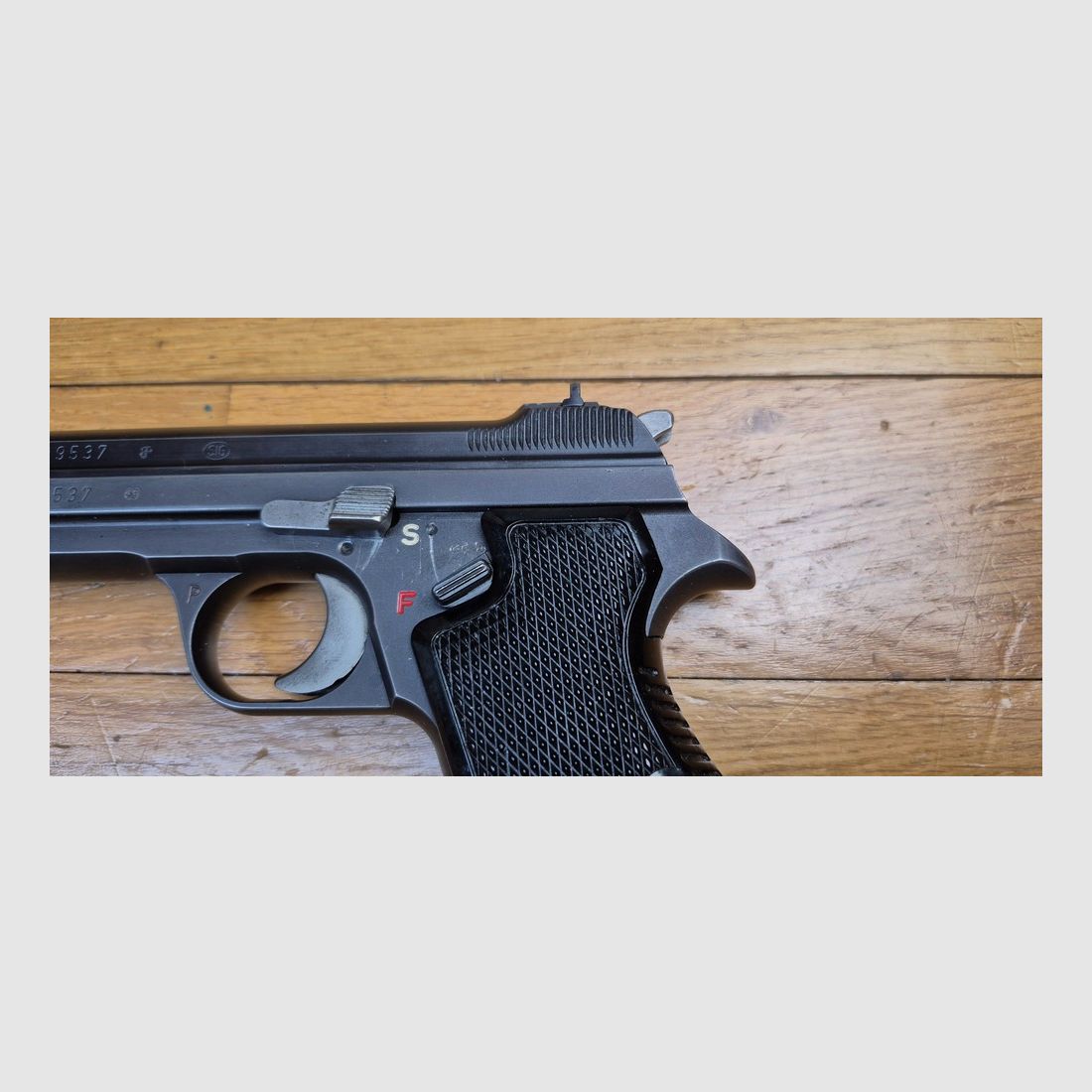Très beau pistolet SIG P210-2 – Mythe du 9 para – Arme militaire du 4° contrat – Vers 1971/72 – Très bon Bronzage – Fonctionnement et canon de rêve – 2° chargeur et étui (la totale!) fournis en sus – État TBE/TBE+ !, image 4 sur 25