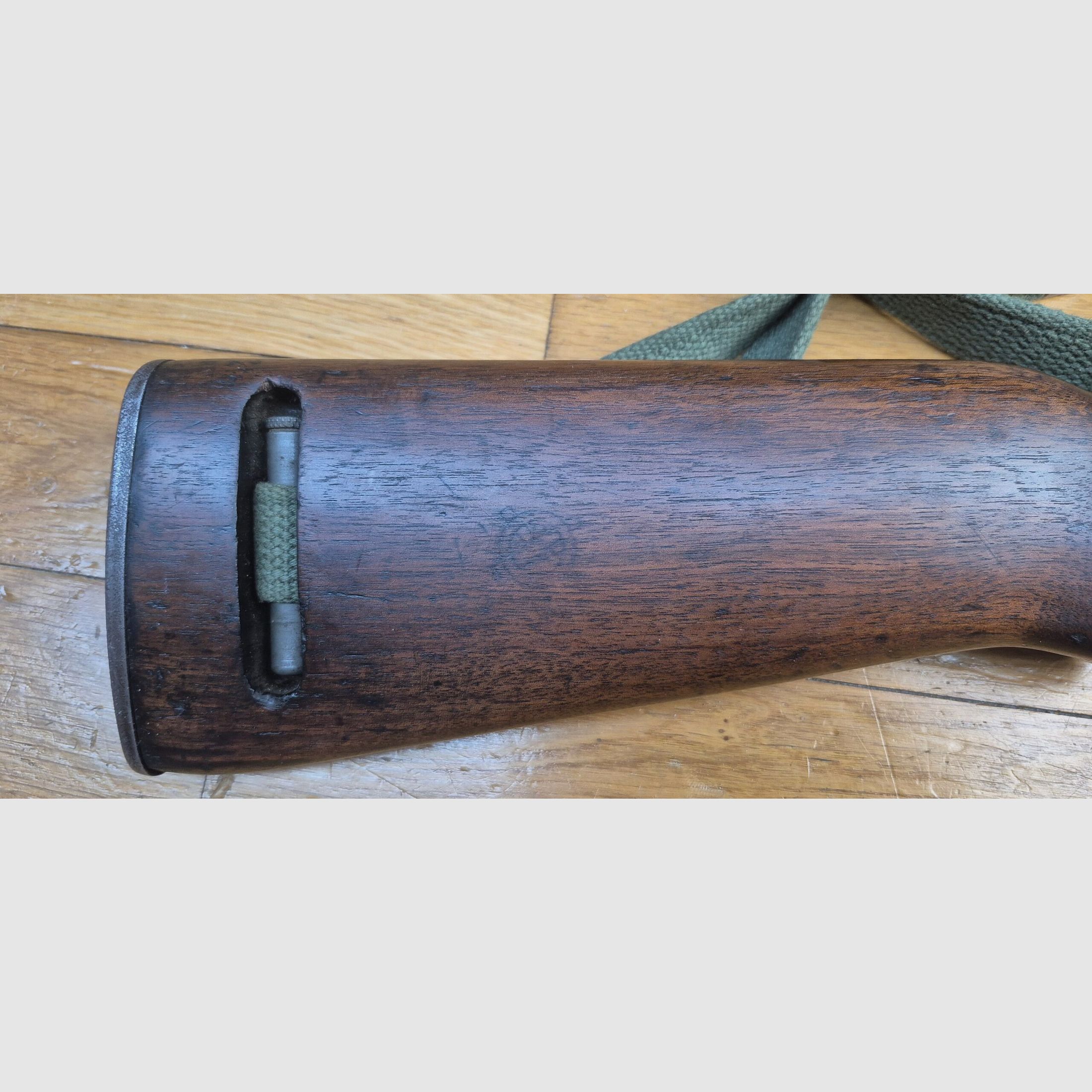 Gute USM1 Repetierbüchse umgebaut auf Semi-Auto – Kaliber .30 M1 original – Herstellung INLAND – Ohne Bajonettanschluss für einen Typ 2. Weltkrieg – Zweiter 10-Schuss-Magazin inklusive – Gewehrriemen – Sehr guter mechanischer und ästhetischer Zustand – Eine der unterhaltsamsten Büchsen am Stand! – TBE, Bild 3 von 30