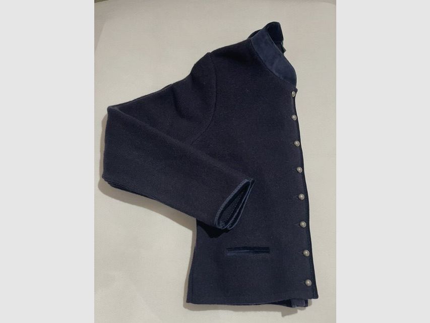 Damen Strickjacke aus Merinowolle mit Stehkragen aus Samt und mit Schößchen in Navy, Bild 1 von 2