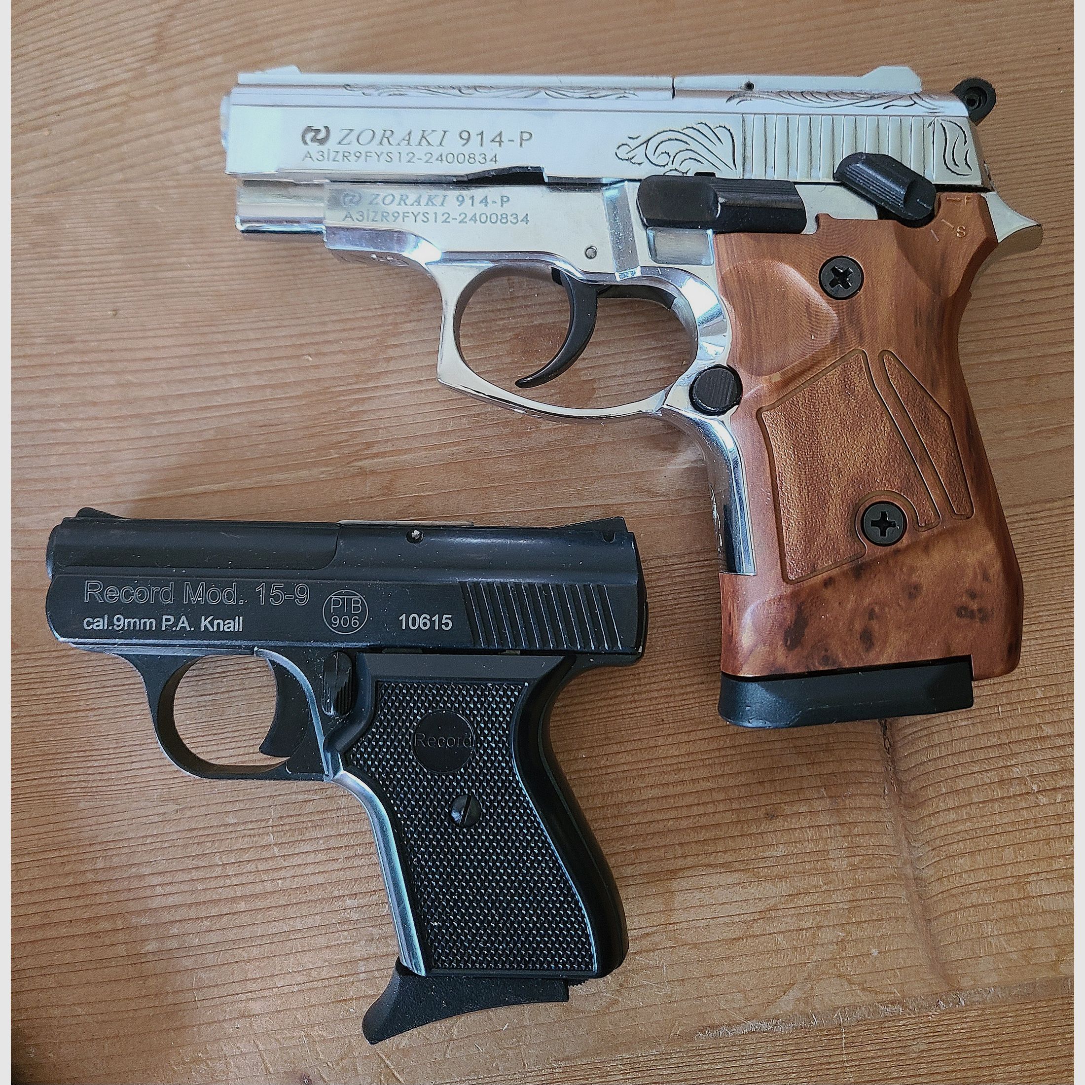 Blank firing pistols 2 pieces with 80 blank cartridges and telescopic stock, feel free to send price suggestions
