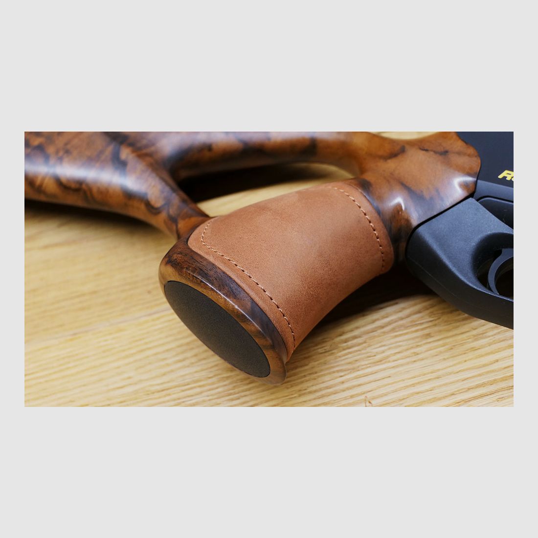 Blaser R8 Success kolf / houtklasse 7 / Chesterfield leer / BREATHEND MOOI