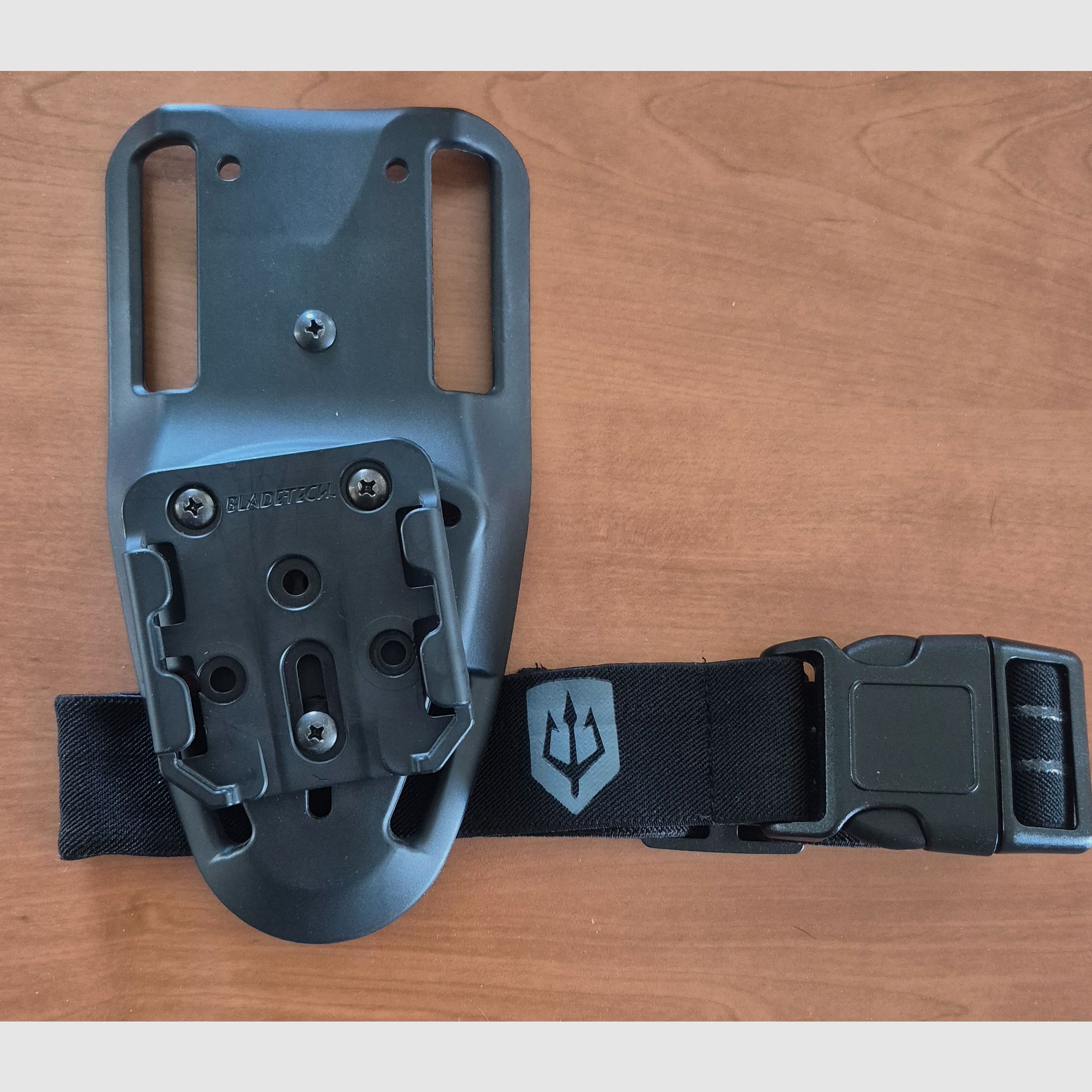 Blade-Tech Duty Drop and Offset avec sangle de cuisse Black Trident Logo et 1xBlade-Tech TMMS Insert et 1xSmall Receiver Plate et vis