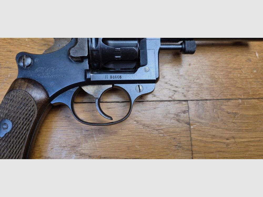 Mooie dienstrevolver model 1892 – Gewoon maar mythisch – Hoogtepunt van de dienstrevolver Made in France – Kaliber 8mm92 – Mono-nummer – Wapen uit 1910 – Mooie mechaniek – Mooie loop – Holster model 1915 uit de Grote Oorlog – TBE +, afbeelding 6 van 31