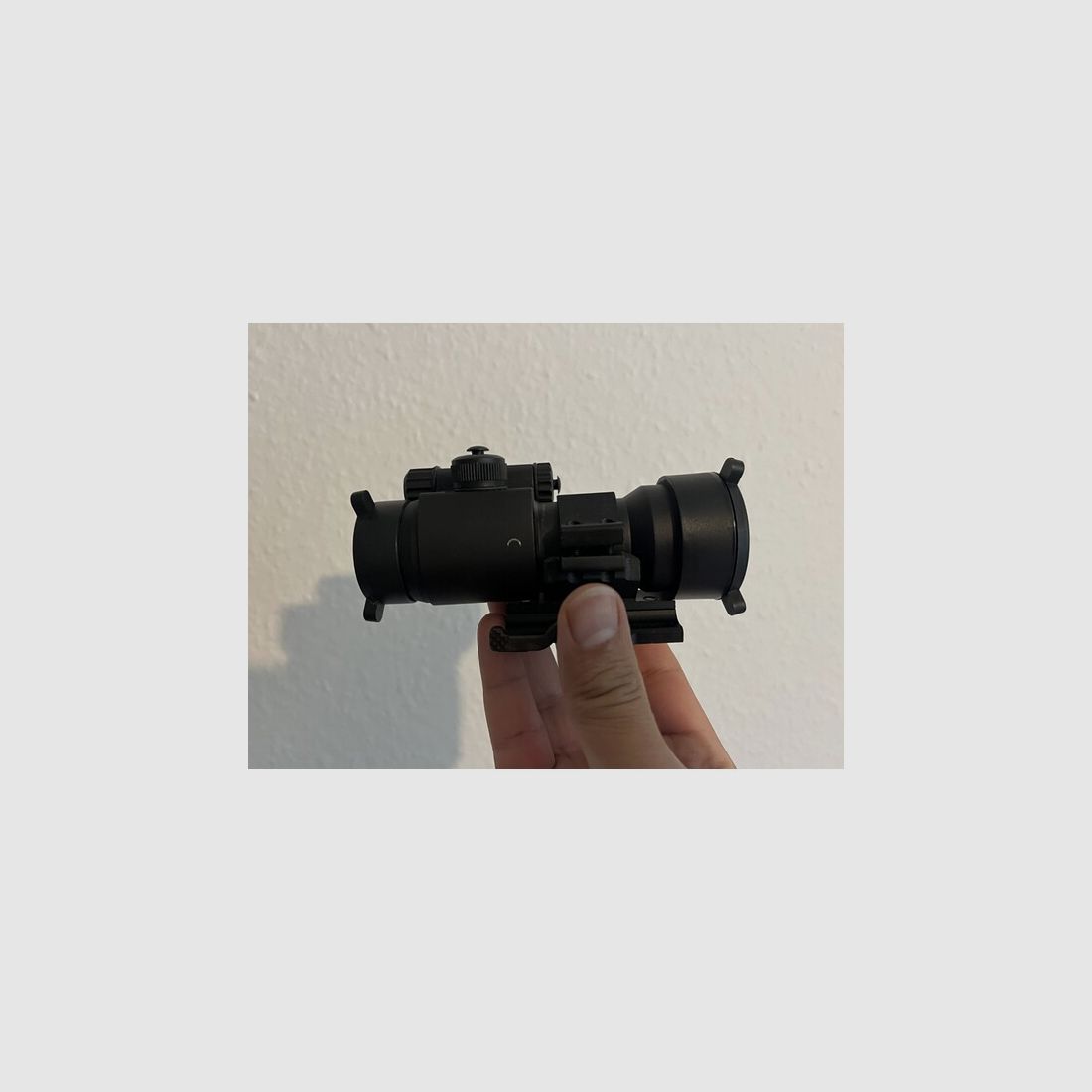 Rotpunkt sieht aus wie Aimpot Comp M3 oder M4 mit Throw Lever Ring Schnellmontage.