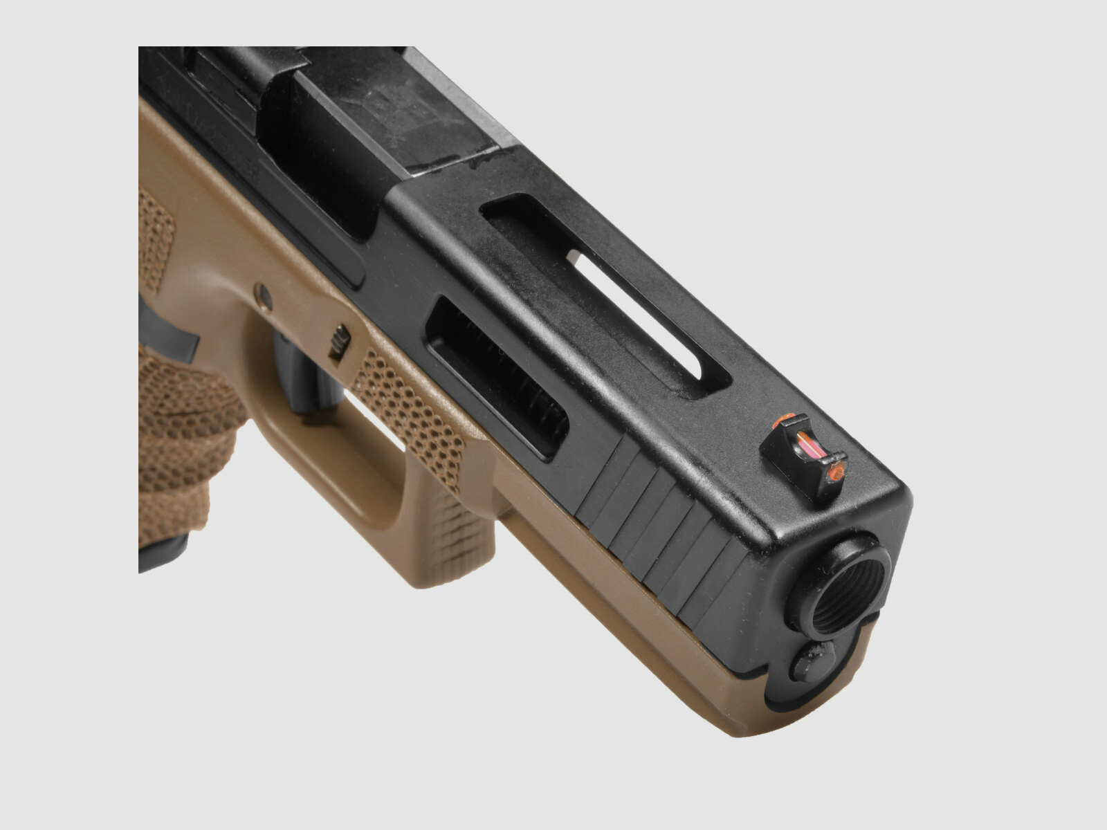 P01 GBB Airsoft Pistole in TAN | Delta Armory