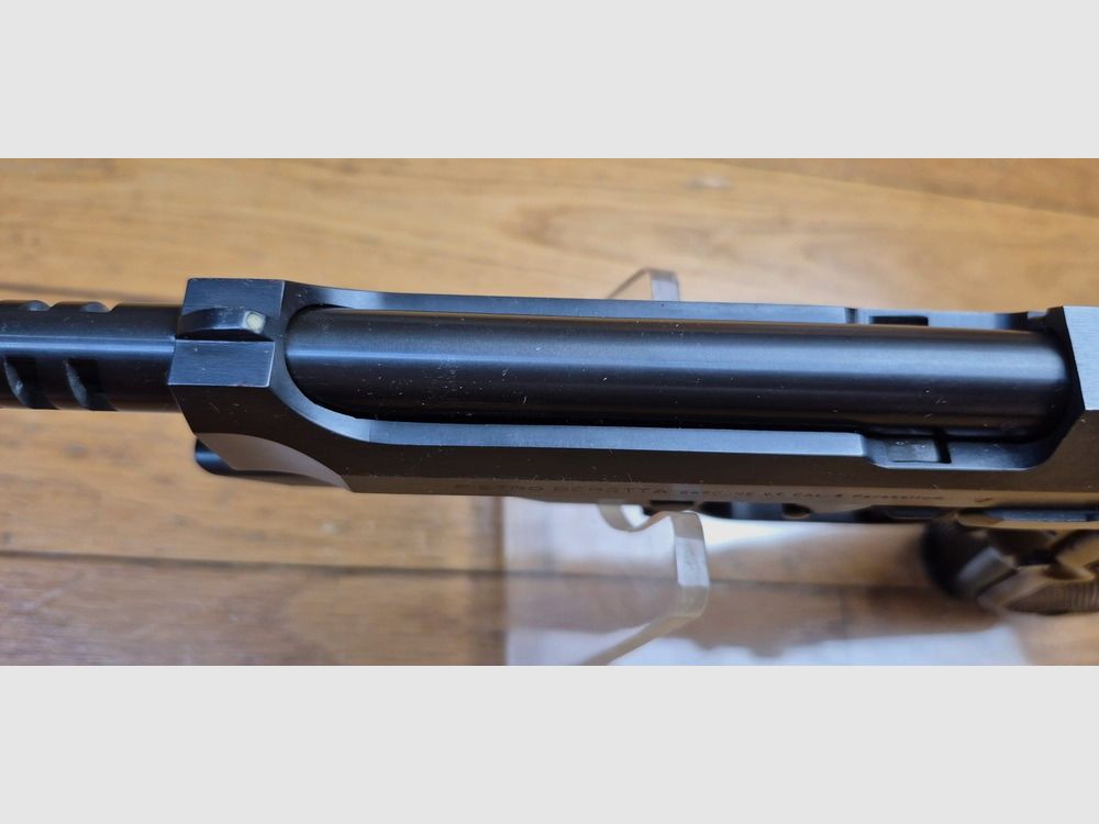 Trés beau Pistolet Automatique Beretta 93R – Moins de 2.000 exemplaires ! – Rare version du 1er type à ajourements de canon- Chargeur 15 coups – Excellent état quasi neuf pour le plus rares des Beretta – TBE ++ – Catégorie A2 – Export EXCLUSIVEMENT, image 19 sur 29