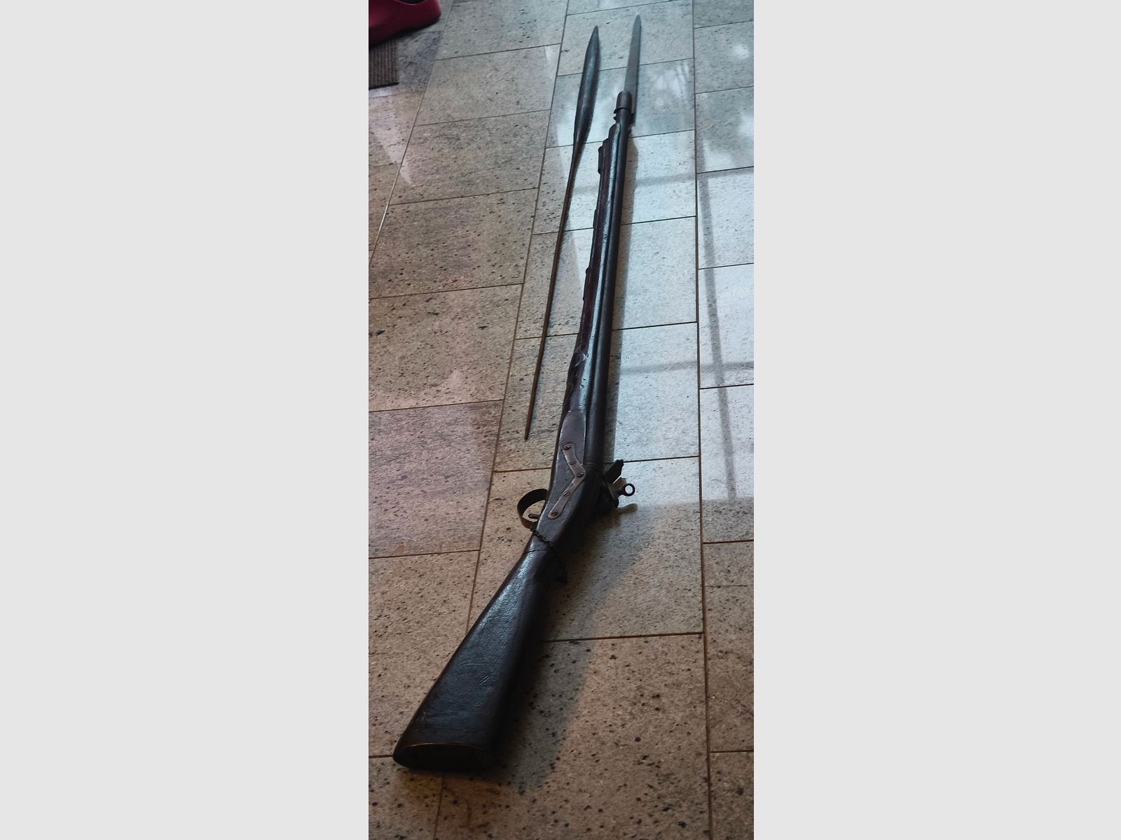 Steinschlossgewehr mit Bajonett und Puntze