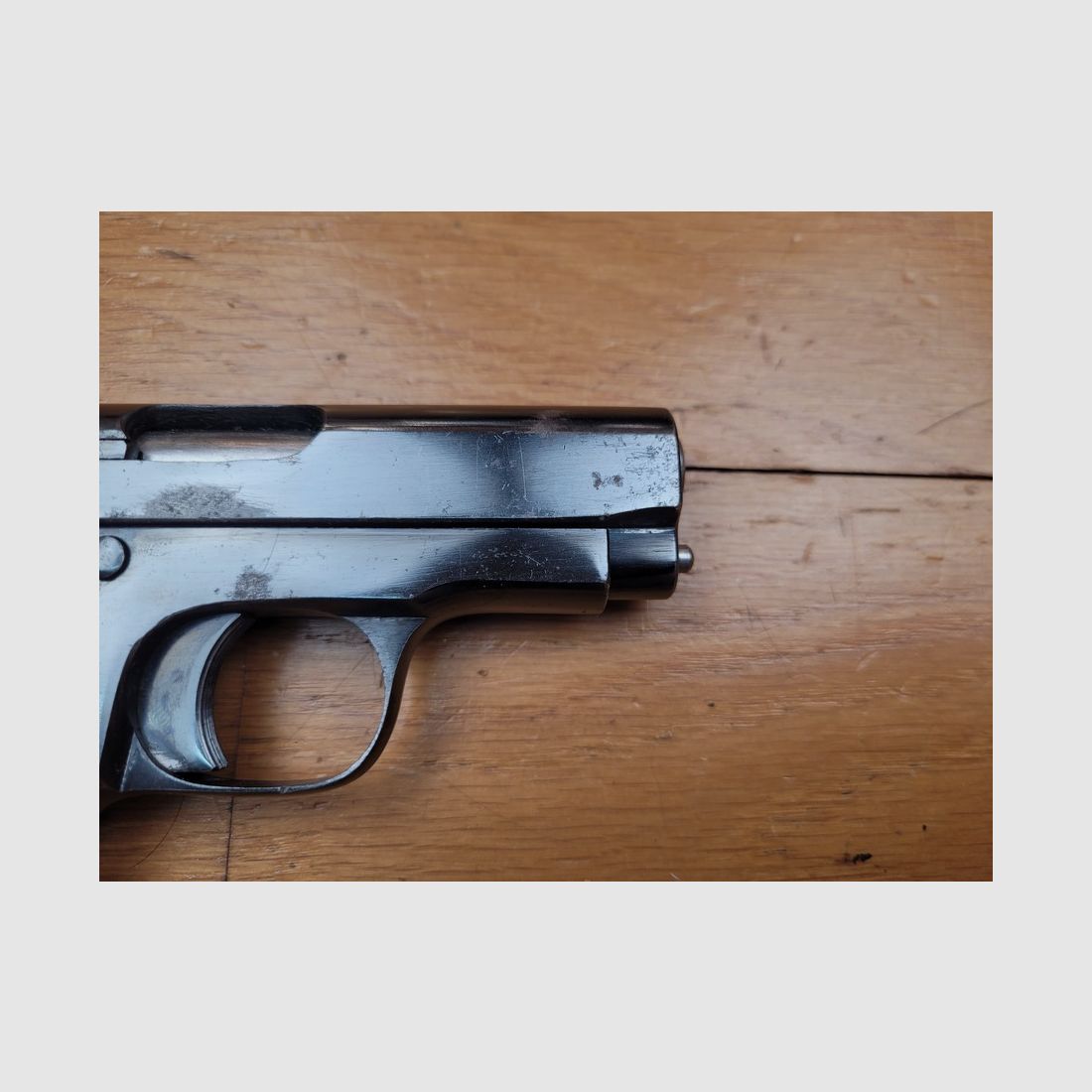Bardzo rzadki pistolet samopowtarzalny Verney Carron Vercar 2202 – kal. 7,65 mm – lufa i mechanizm w doskonałym stanie – bardzo ładne oksydowanie broni myśliwskiej tej marki – Broń z potrójnym zabezpieczeniem i wskaźnikiem załadunku – piękne okładziny z Smokiem – Bardzo rzadki i TBE+, zdjęcie 14 z 15