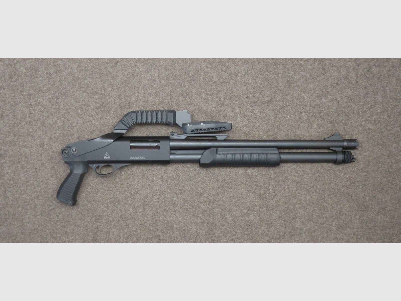 AKKAR Pumpflinte mod. Karatay Tactical Kal. 12/76, Bild 3 von 3