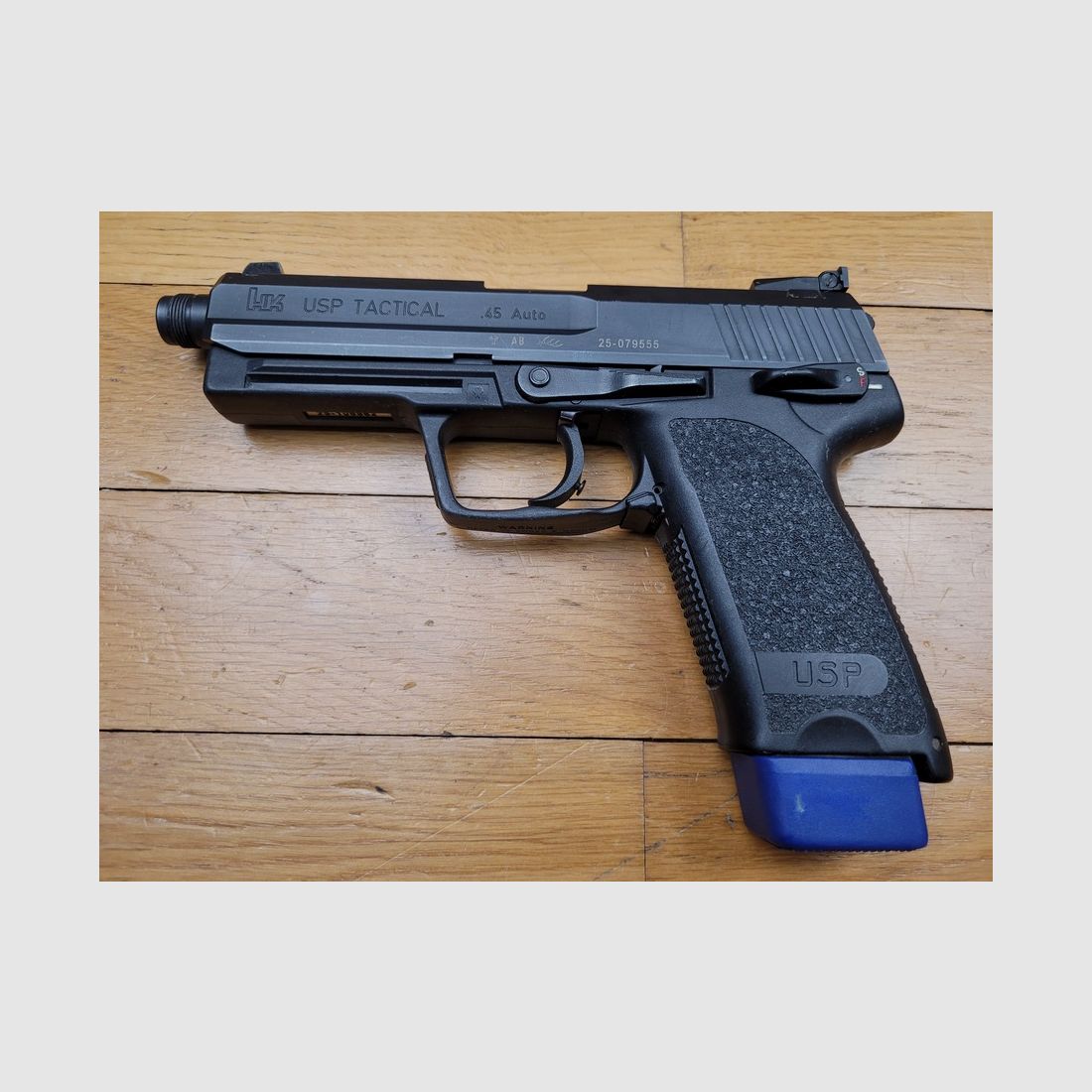 Schöner HK USP SD 45 Tactical Pistol – HK Deutschland Konstruktion – mechanischer und ästhetischer Zustand perfekt – gleicher Gewinde wie der Mk23 – langes Magazin 14 Schuss – Einzel- und Doppelaktion – spezieller HK Schiene – Sehr schöne Waffe, Bild 13 von 16