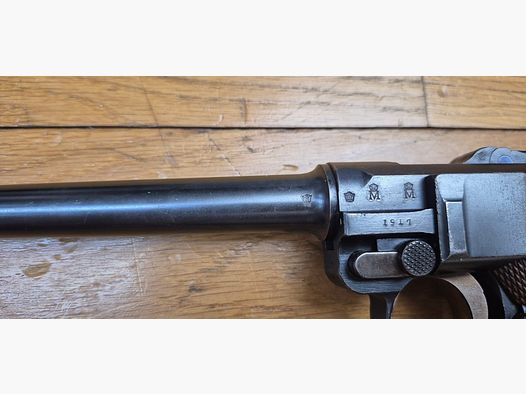Eccezionale pistola Luger P04 della Marina – Impero tedesco Prima guerra mondiale – Arma della 5° fornitura di 8.000 armi nel 1916-1917 – Cal. 9×19 – Arma in stato eccezionale, numero di serie unico incluso il caricatore – Una delle 34.000 P04 in totale – Eccellente stato meccanico – Stato estetico superbo – Ultimo modello della DMW nel 1917 – Pezzo molto raro e culmine della collezione – TBE+++