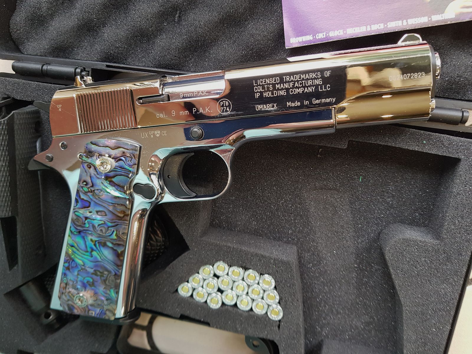 Vitrina pieza en venta: Colt 1911 en cromo