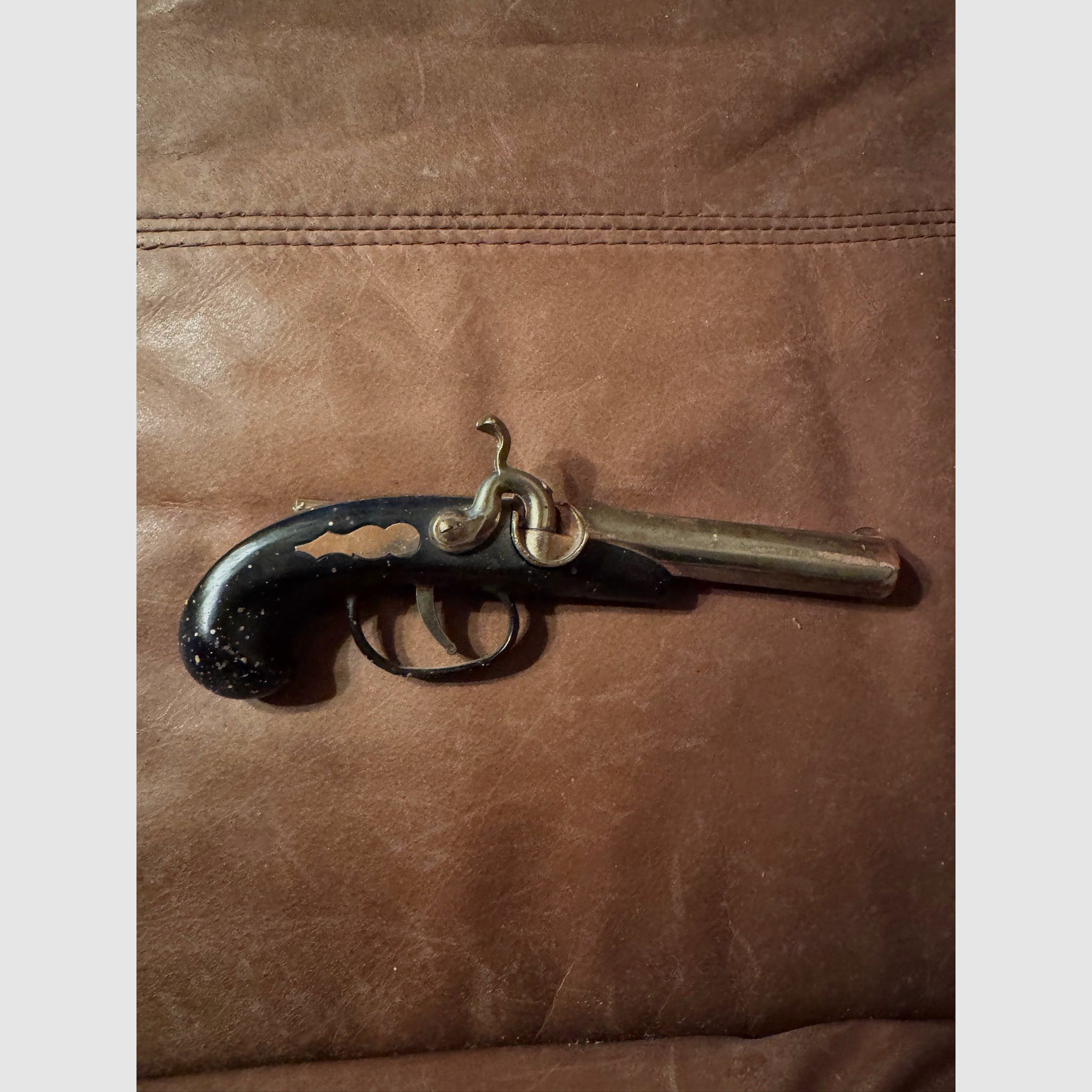 Antyczny pistolet kapiszonowy / Pistolet kapiszonowy