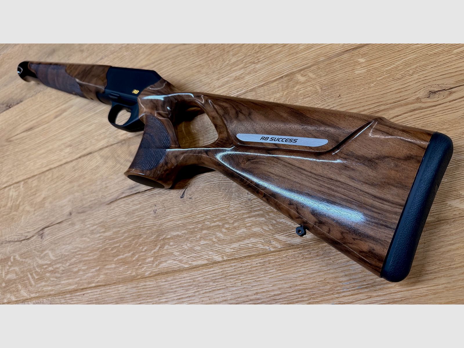 Blaser R8 Success Schäftung / Holzklasse 4 / R8 Logo in Gelb / top Holz absolute Gelegenheit