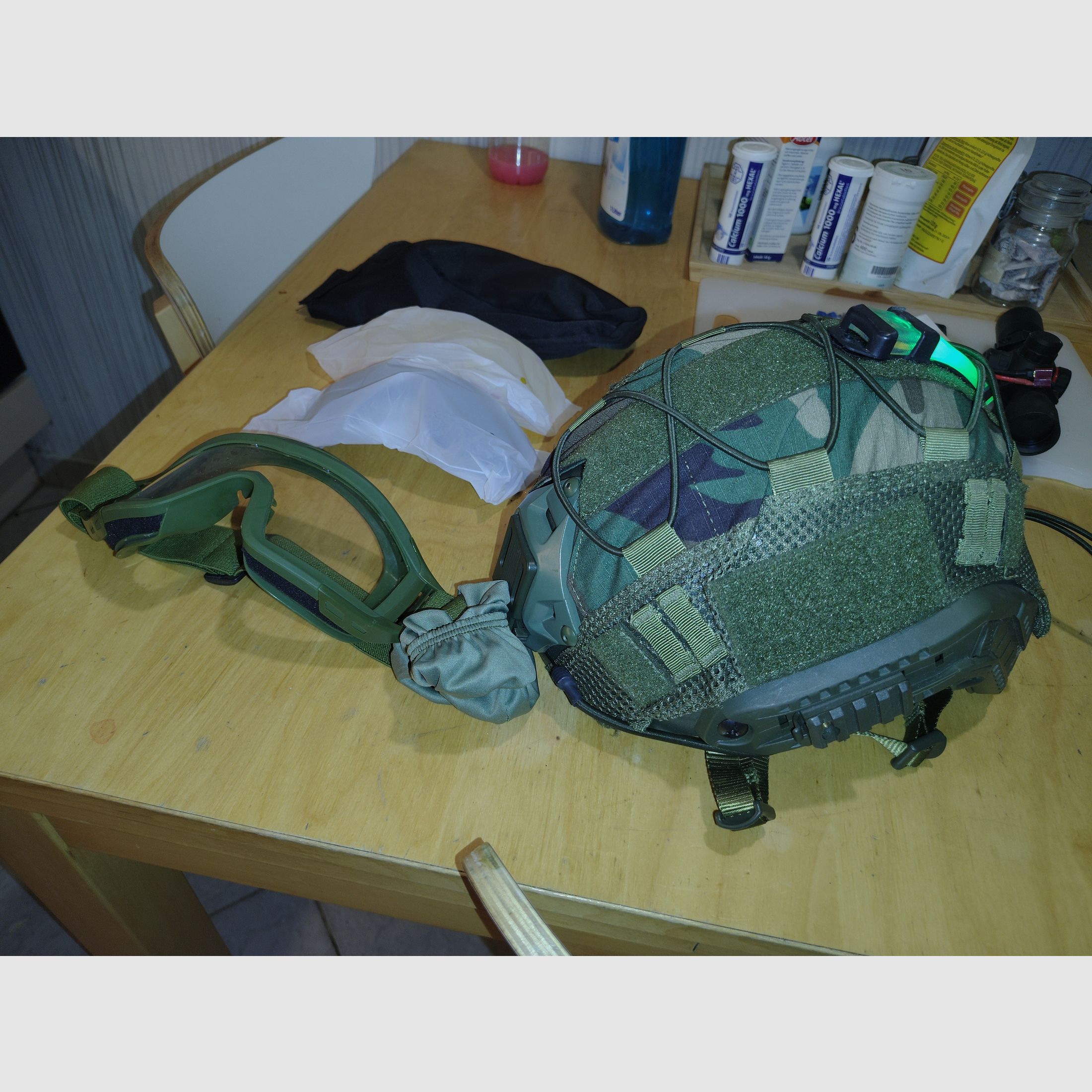 Taktisches Airsoft Helm-Set – Bundeswehr Flecktarn – Upgrade-Polster – inkl. Brille (3 Gläser) & Green LED