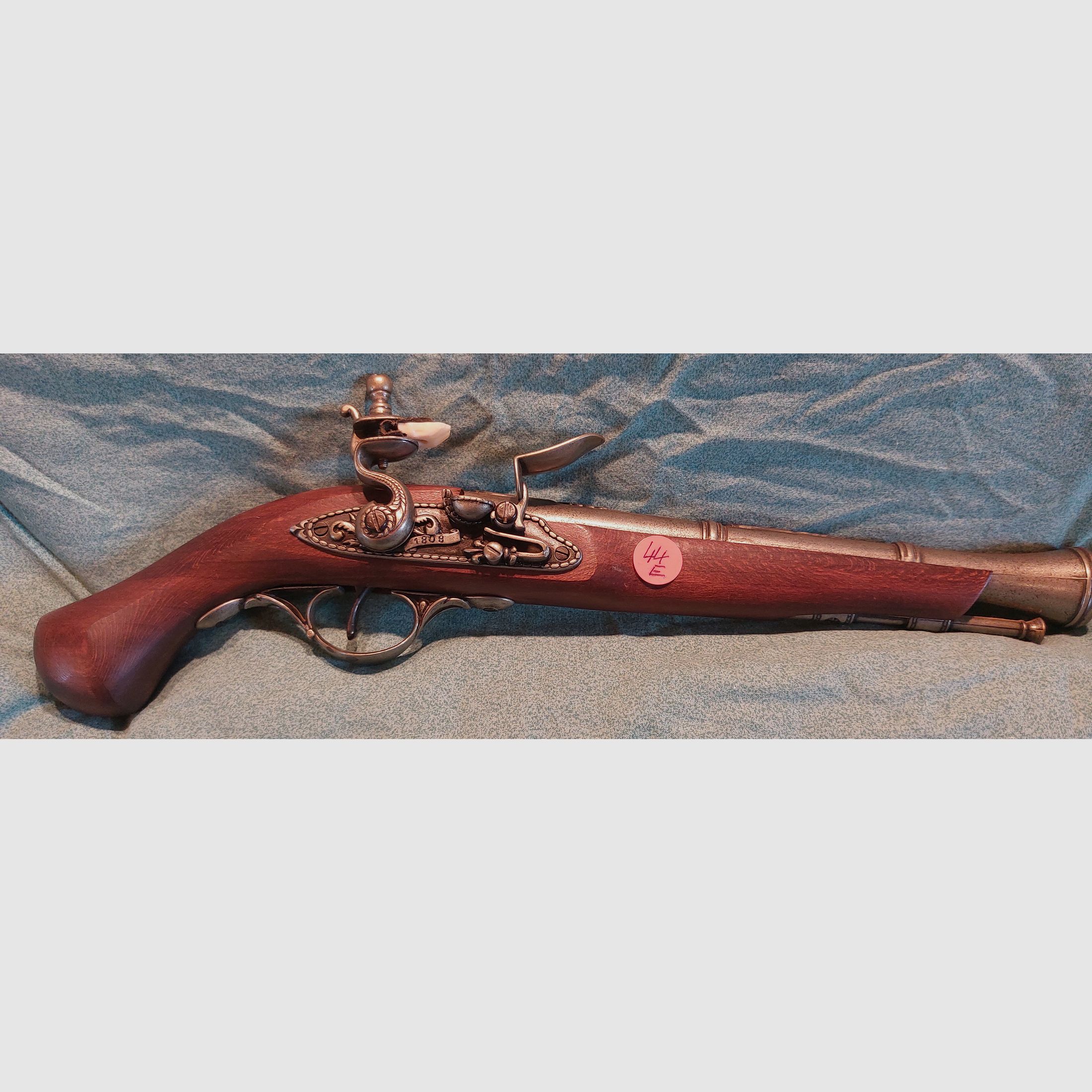 5  Deko Handfeuerwaffen auf Spiegelhalter, Engl.- Franz. Steinschloss Pistolen, Nachbau, Deko