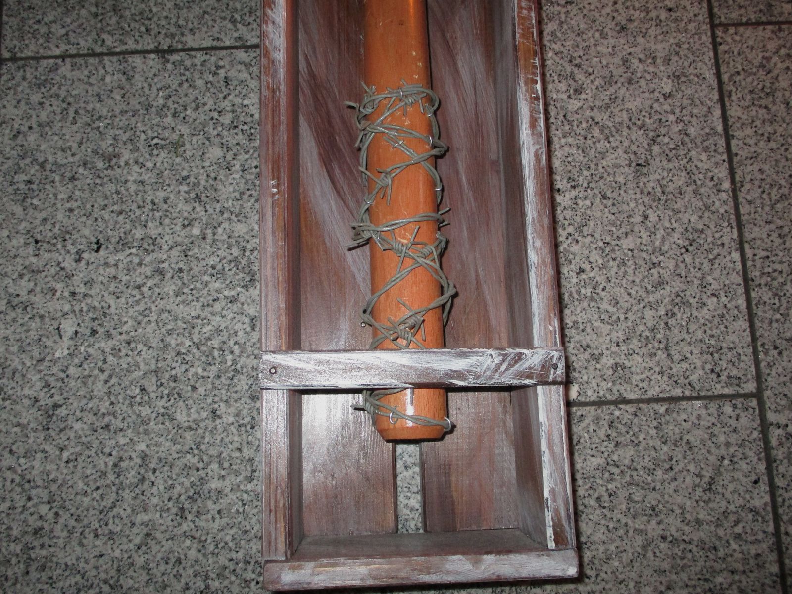 Le bat de baseball Lucille de Negan de The Walking Dead dans une boîte en bois