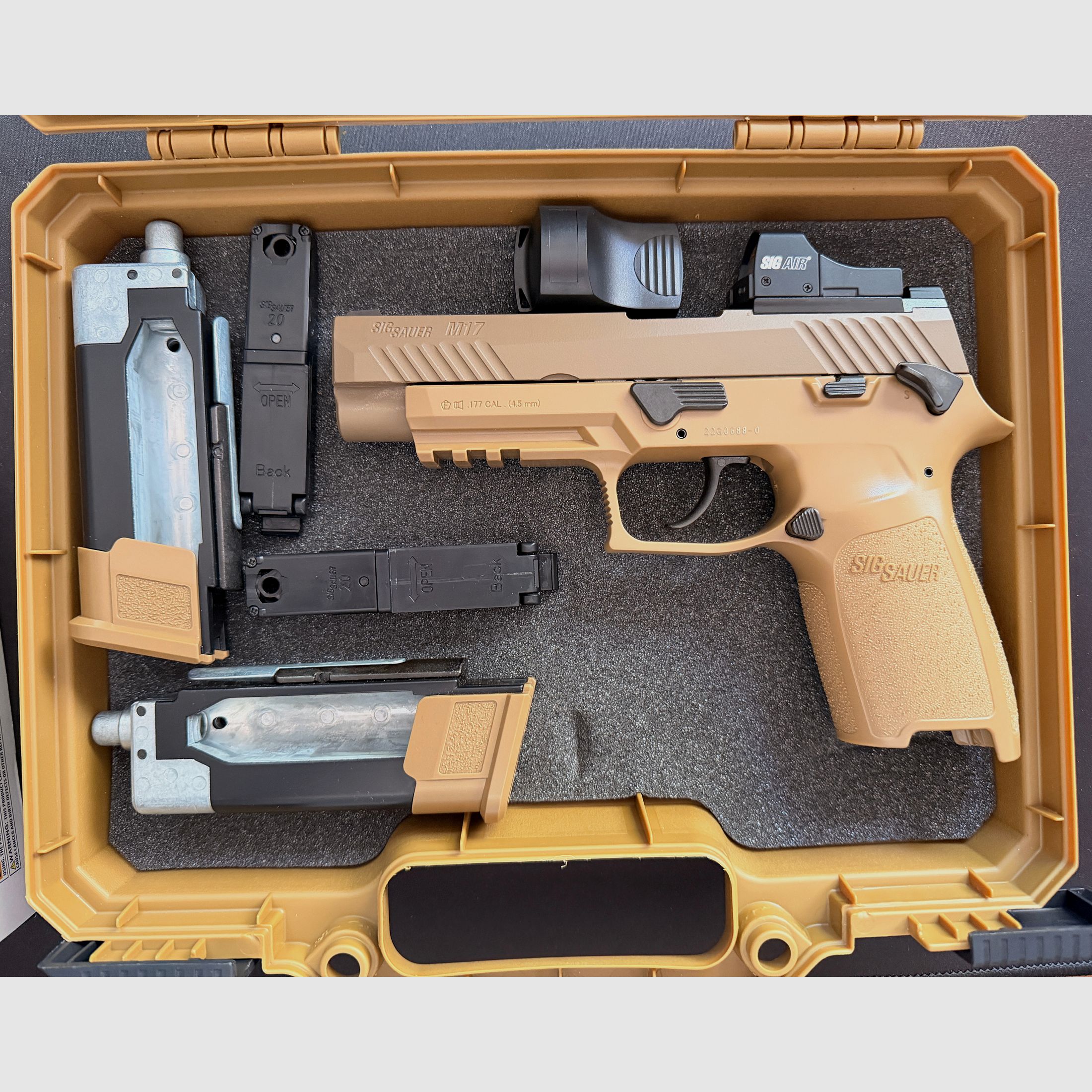 Sig Sauer P320 M17 Co2 pistool inclusief Red Dot, holster en 2 magazijnen
