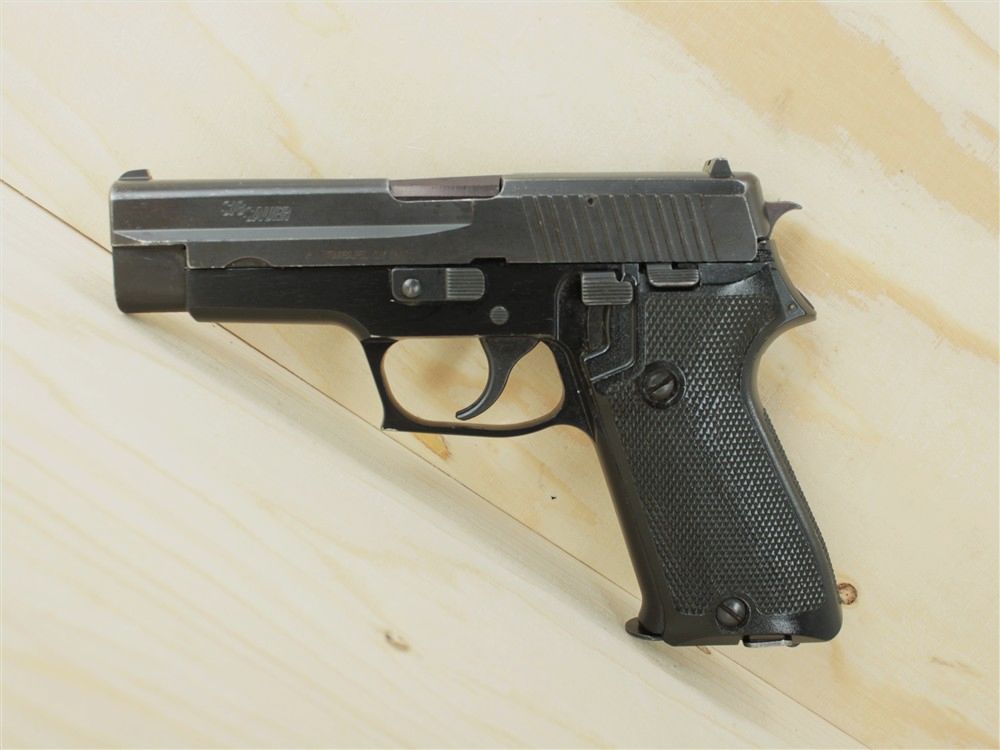 SIG SAUER P220 Selbstladepistole Kal. 9×19 mit 9-Schuss-Magazin, Bild 1 von 3