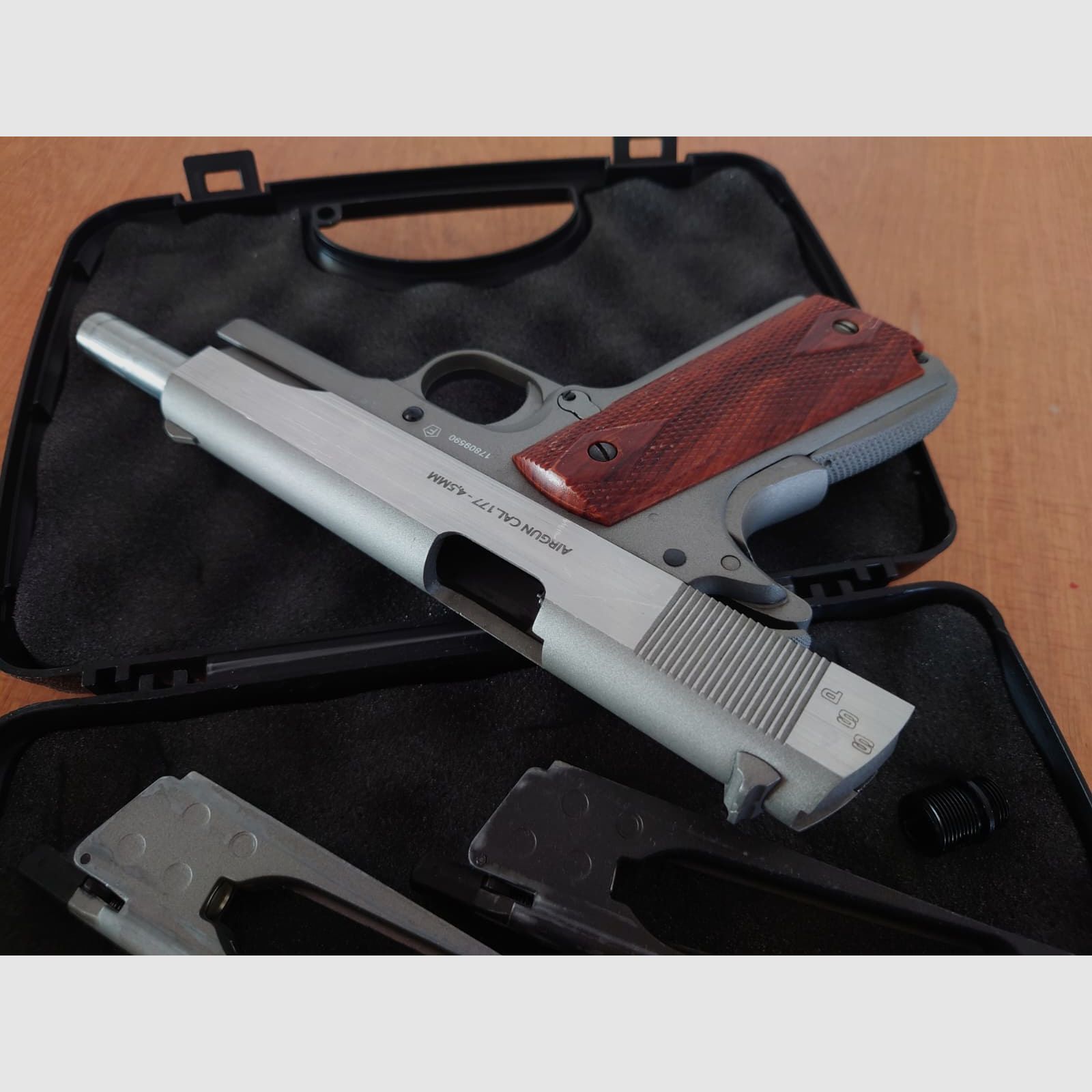 SWISS ARMS 1911 Seventies Stainless 4.5mm BB CO2 (inkl. 2 magazine)