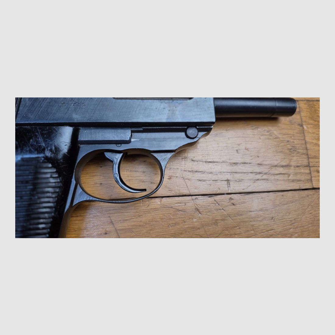 Très beau Pistolet Walther P38 – Fabrication Walther Zella Mehlis en Code AC – Arme d&rsquo;octobre 1944 – Bronzage d&rsquo;origine à 99,5% – Mécanique impeccable – Beau canon miroir – 100% pièces d&rsquo;origine – Mono-matricule sauf chargeur – Excellent état – TBE++, image 25 sur 27