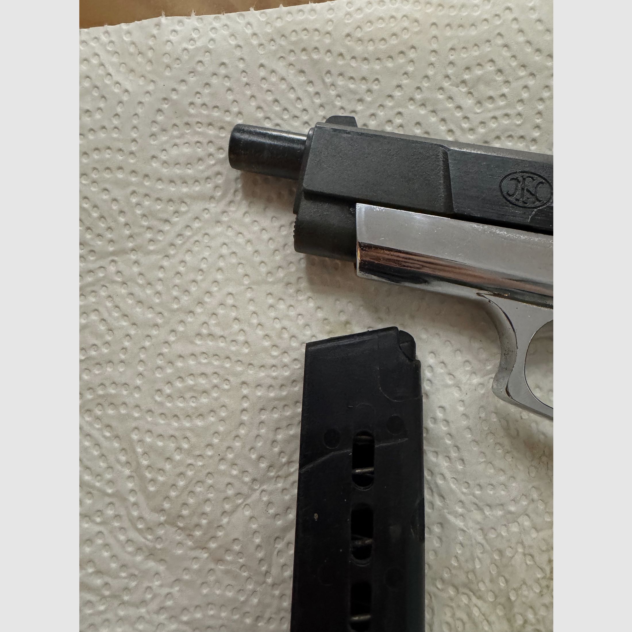 Browning GBDA 8 Ersatzteilspender mit Magazin.