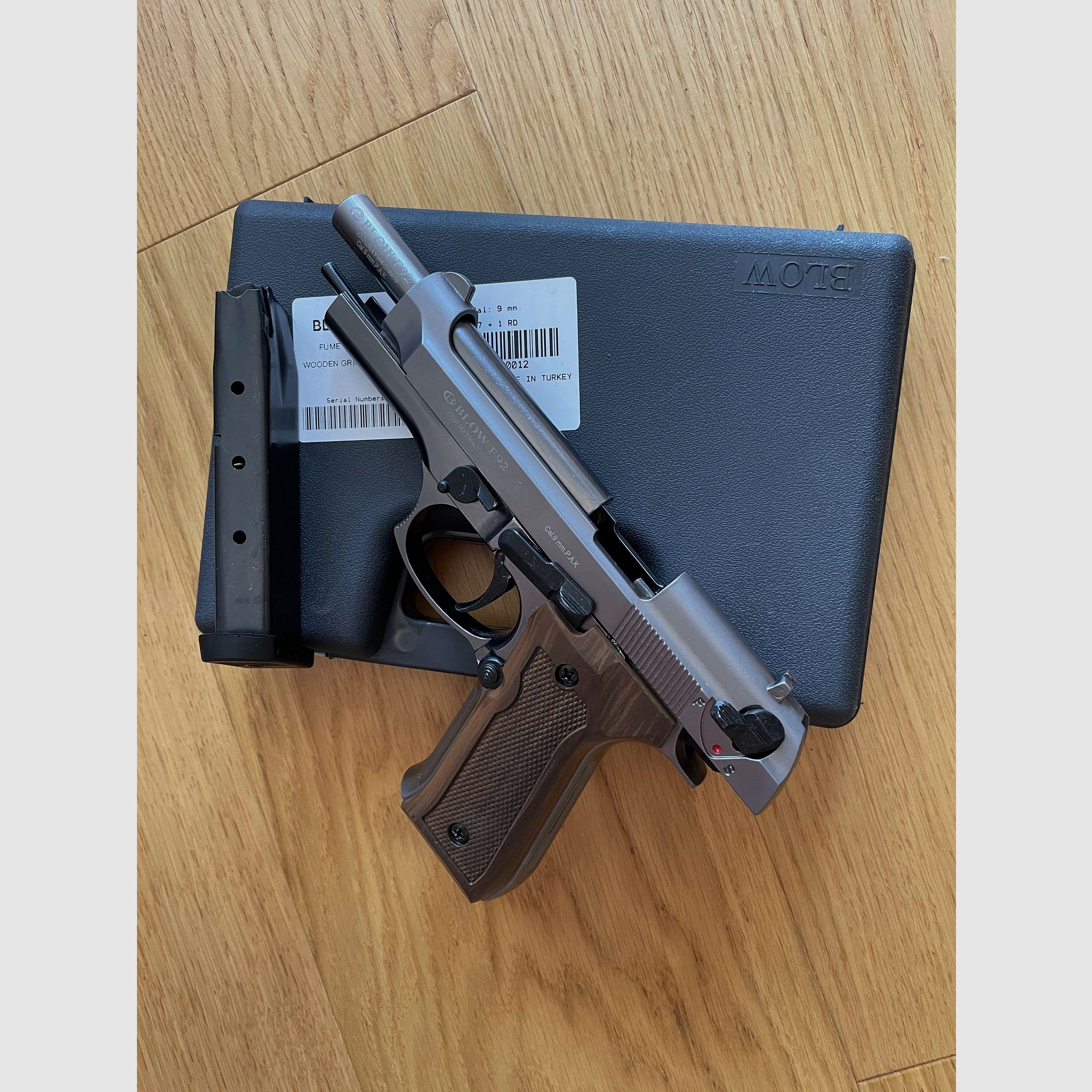 BLOW F92 Fume mit Holzgriffoptik – 9 mm P.A.K. / Beretta 92F Nachbau / Replica – EU-weiter Versand / EU-Wide Shipping, Bild 3 von 4