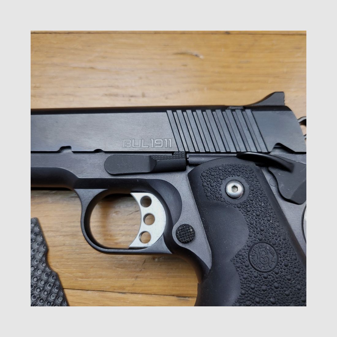Bellissimo pistola Bul Armory 1911 "Classic Government" – 9×19 – 2 caricatori da dieci colpi – Bella finitura opaca – Beavertail allungato – Griffe originali e Hogue – Grilletto regolabile – Canne pesante Inox – Mirini regolabili – Scatola originale – Condizioni come nuove!, immagine 5 di 20
